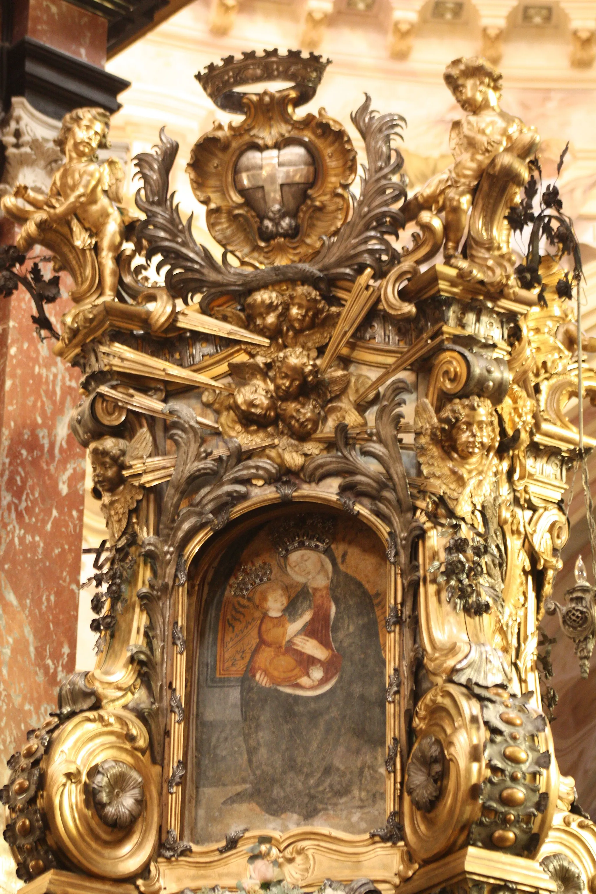 Photo showing: Il pilone della Madonna di Vico, al centro del Santuario di Vicoforte