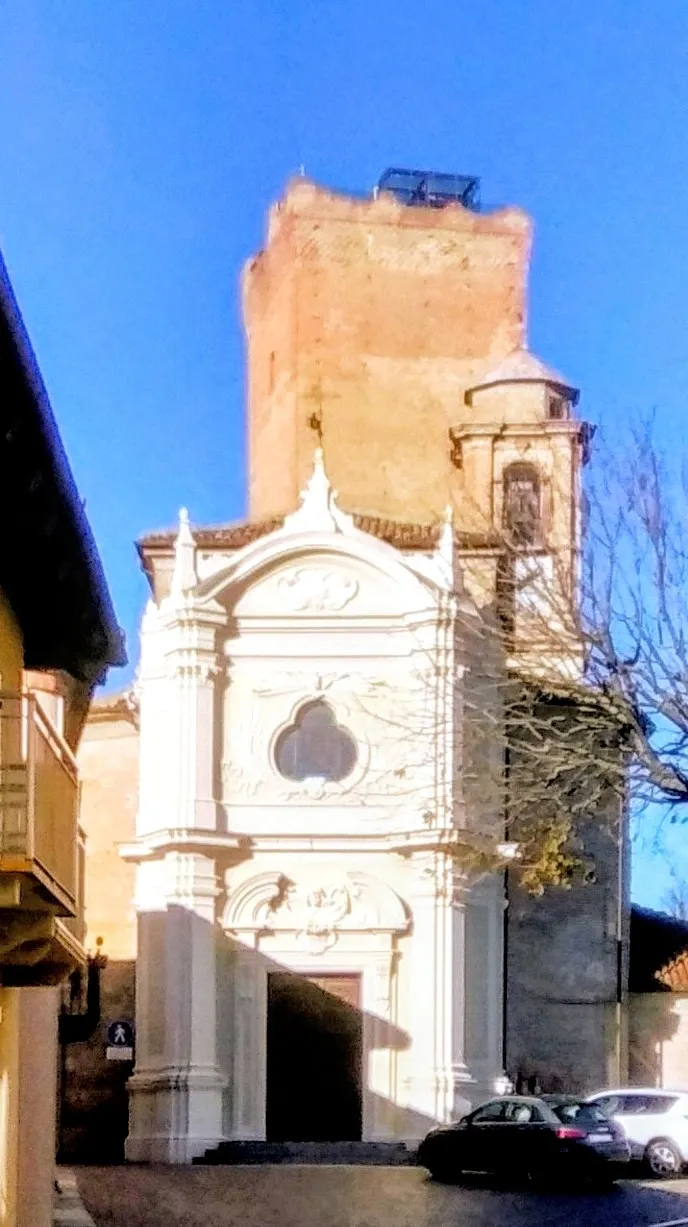 Photo showing: View of the medieval Barbesco Tower (constructed 12th-14th centuries), St John the Baptist parish church, flanked by its 18th century campanile