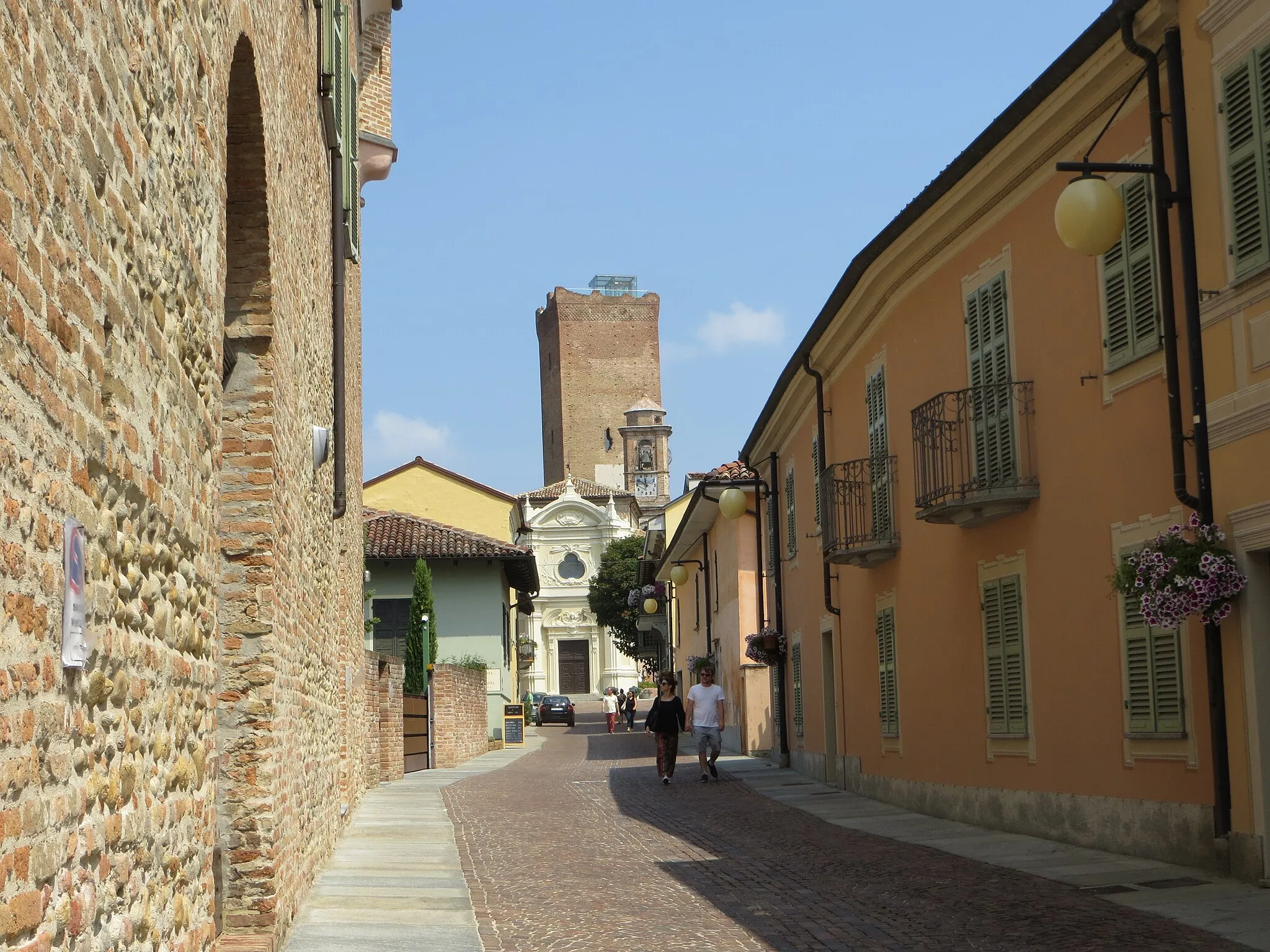 Photo showing: Il centro abitato visto da Via Torino. Al fondo si vedono la chiesa, il campanile e la torre.