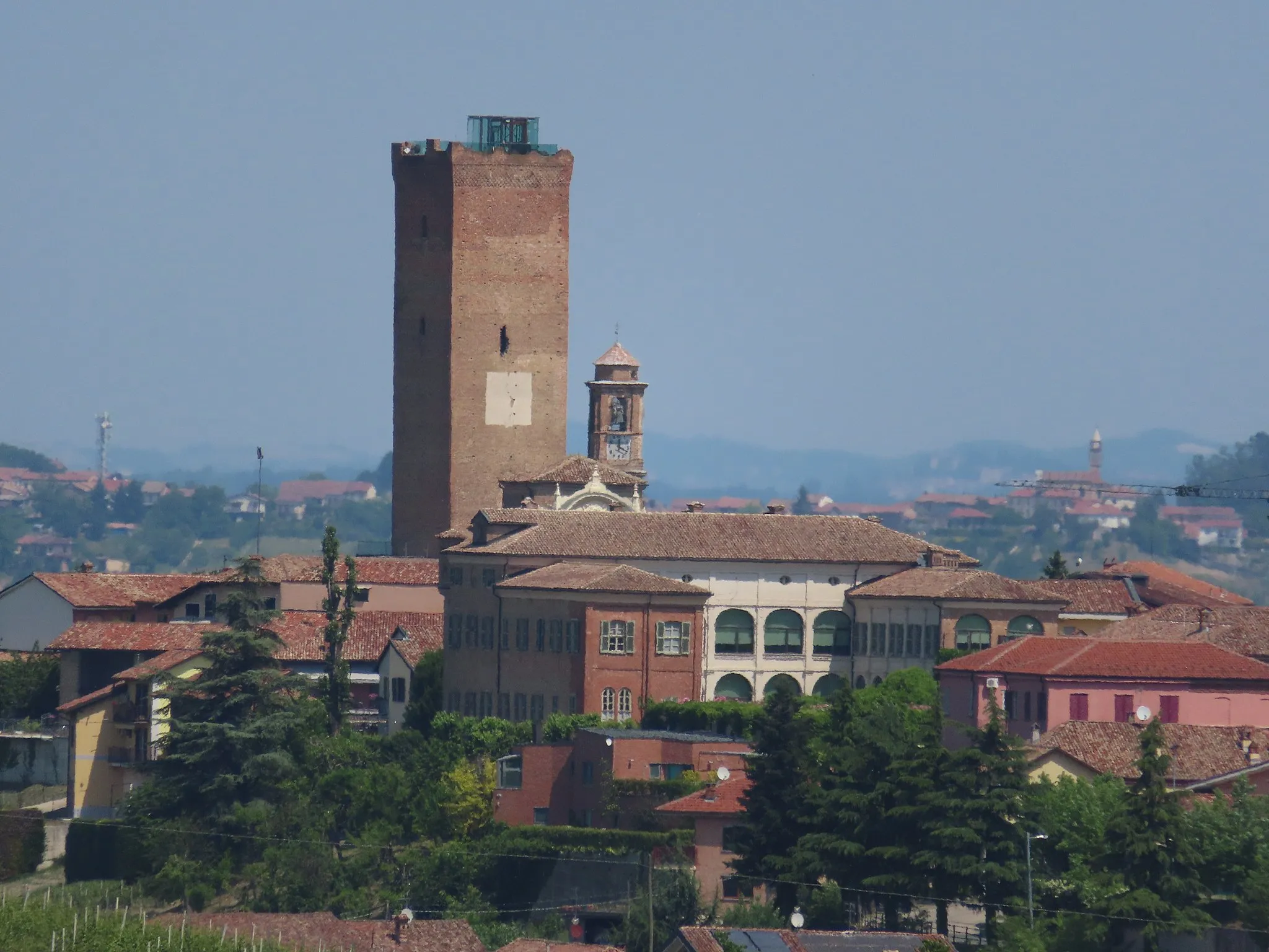 Photo showing: Il centro abitato di Barbaresco, in provincia di Cuneo. In primo piano la chiesa parrocchiale di San Giovanni Battista con il suo campanile e la vicina torre.
