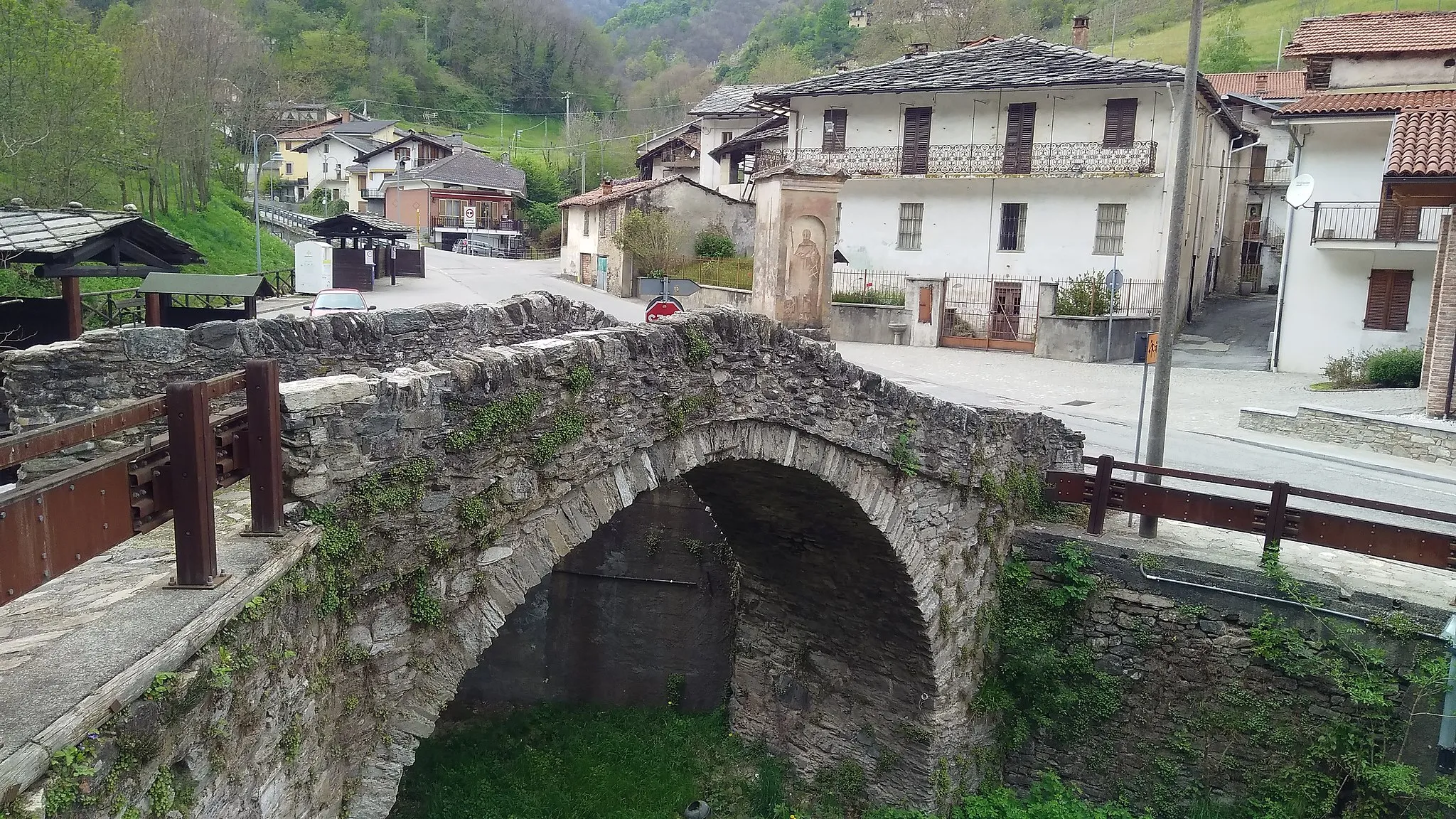 Photo showing: Brondello, l'antico ponte sul Bronda