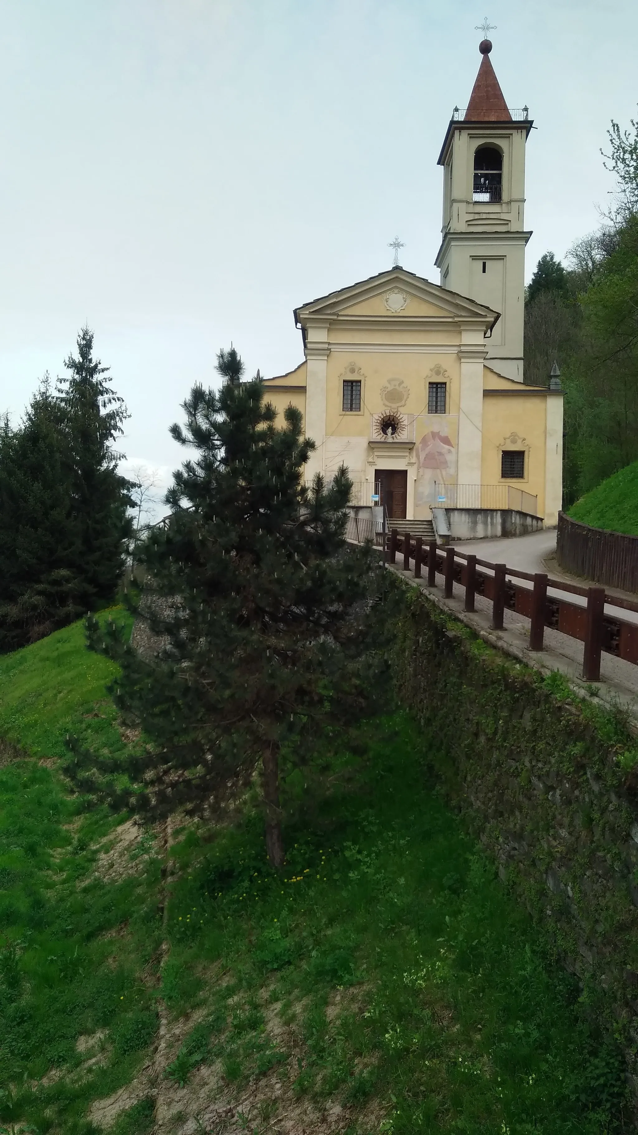 Photo showing: Brondello, la chiesa parrocchiale