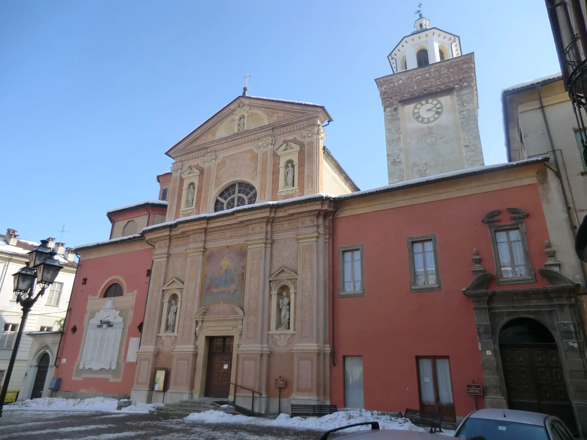 Photo showing: Busca (Cuneo): Confraternita Santissima Trinità (XVII sec.) e torre Rossa (XIII sec.)