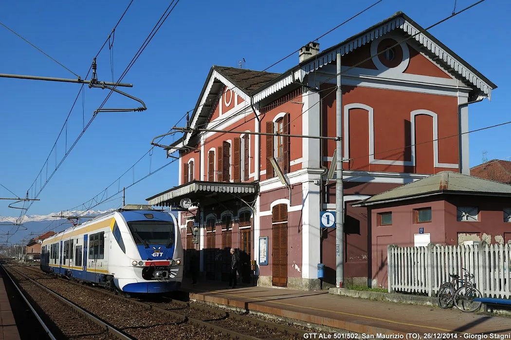 Photo showing: Stazione ferroviaria di San Maurizio. In sosta un elettrotreno tipo TTR del Gruppo Torinese Trasporti.