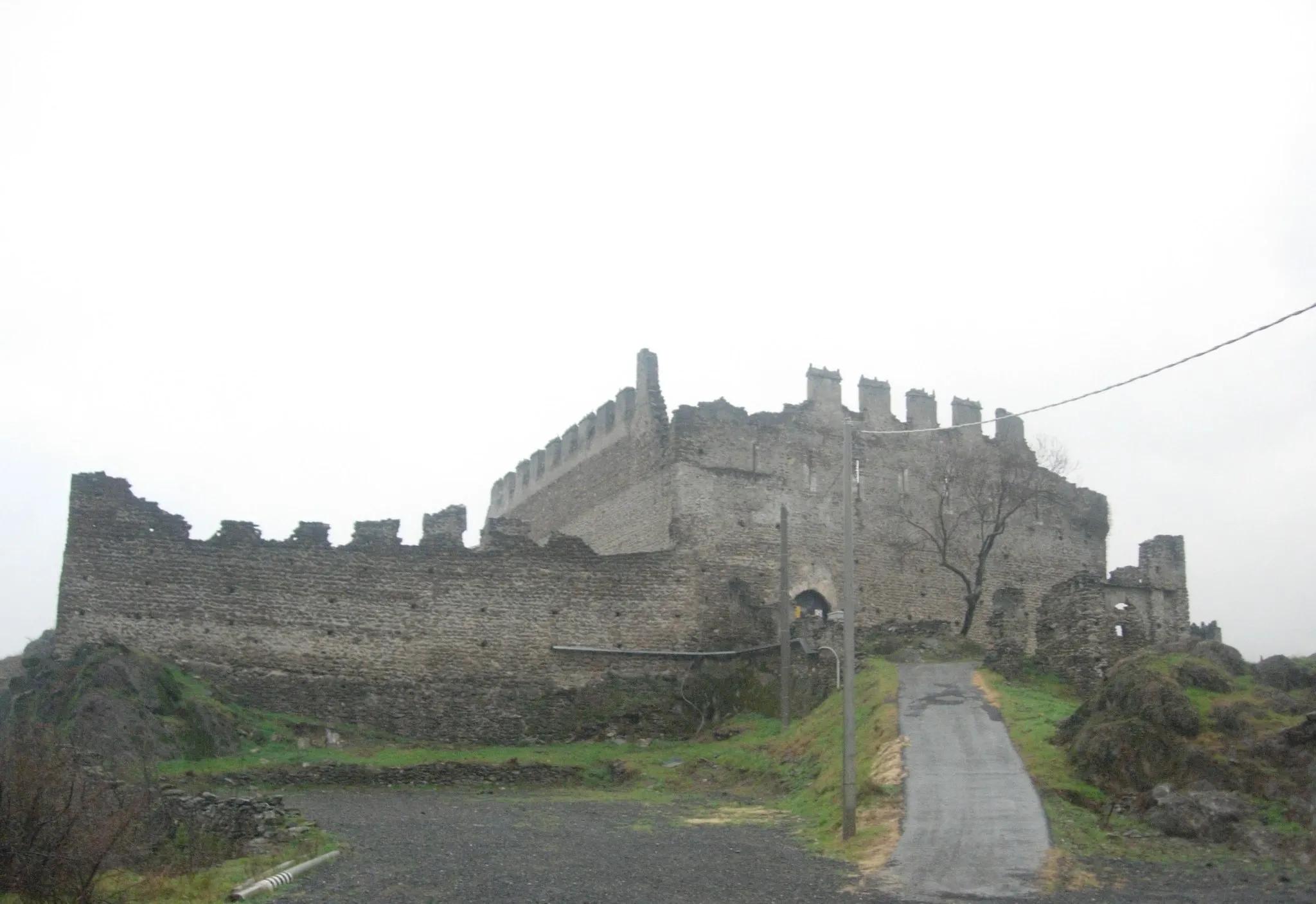 Photo showing: Il Castello di San Giorio di Susa, l'ingresso lato Est