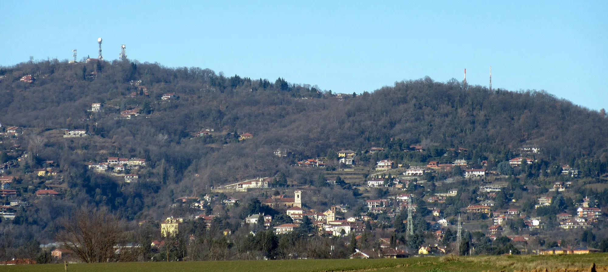 Photo showing: Collina Torinese. A destra il Bric della Croce (con le installazioni meteorologiche ben evidenti); al centro, la cittadina di Pecetto (TO); a destra, il Bric San Vito.