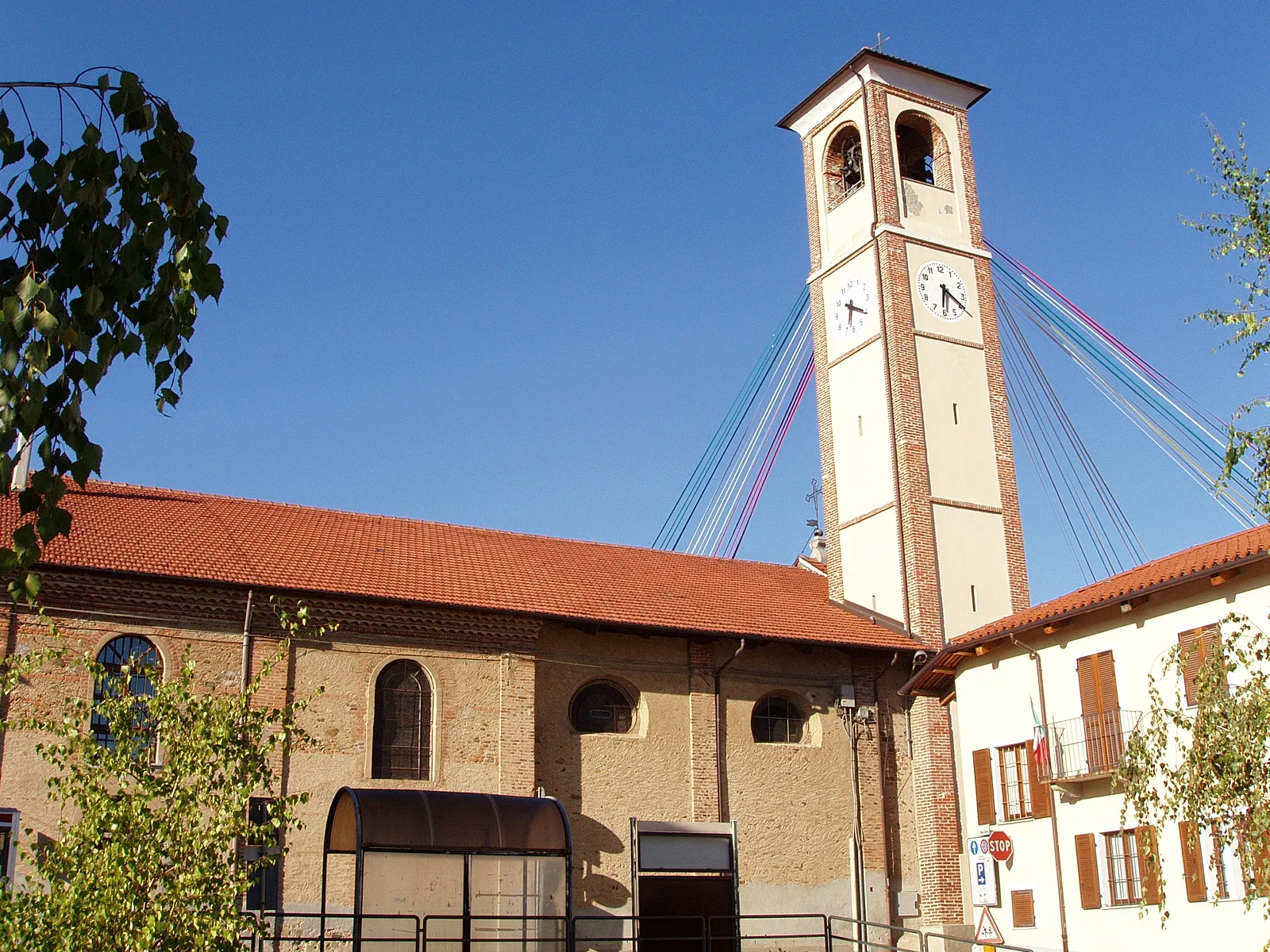 Photo showing: La fiancata della Chiesa Parrocchiale di Vauda Canavese. Si possono notare gli addobbi posti in occasione della festa patronale di San Bernardo di Chiaravalle.