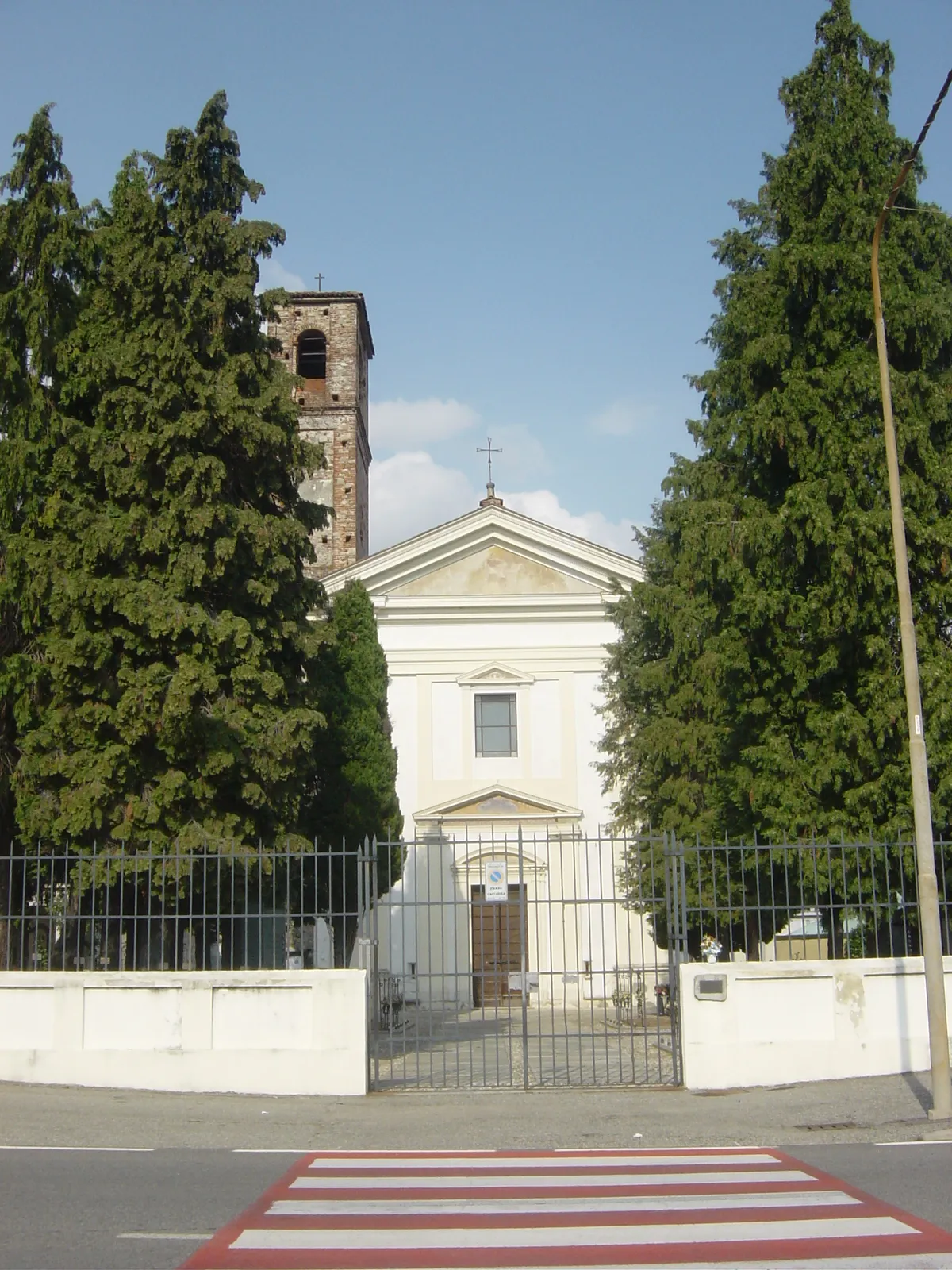 Photo showing: La chiesa di Bovagliano all'interno del cimitero.
