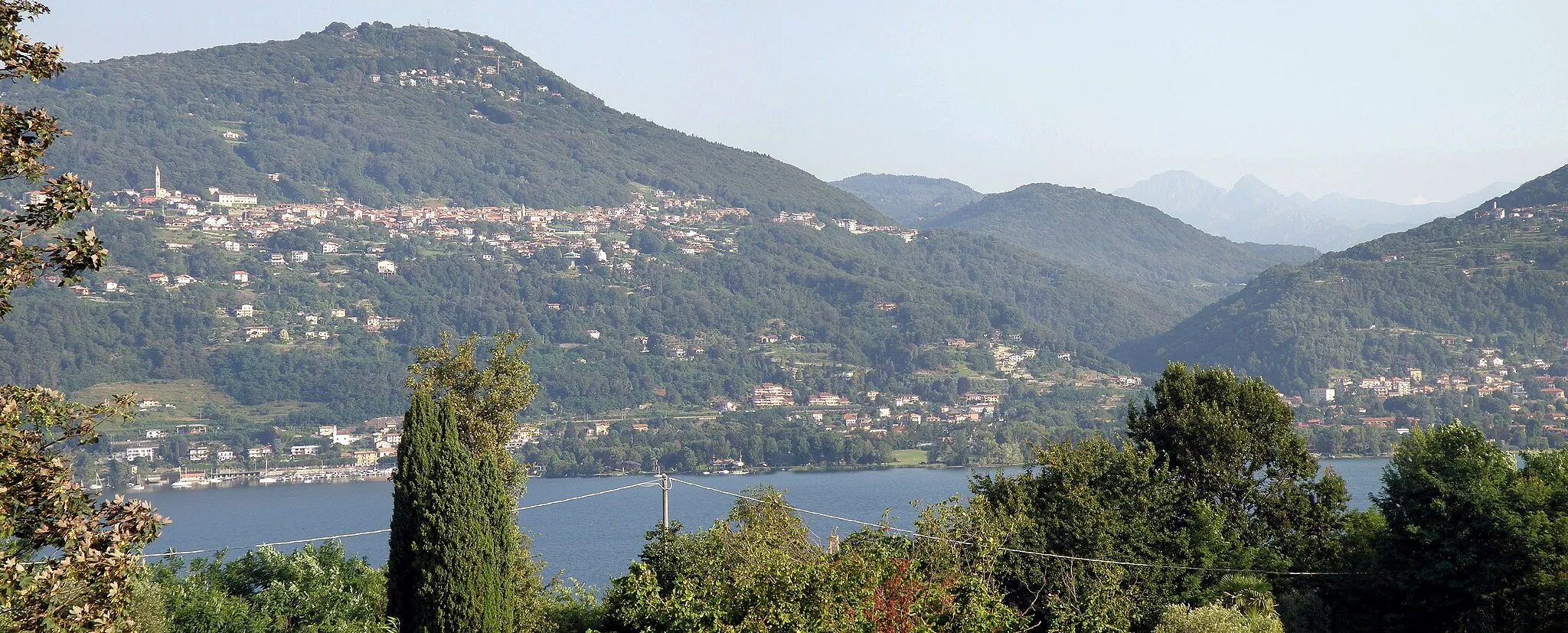 Photo showing: Massino Visconti (NO). Panorama da Ranco, sulla riva opposta del Lago Maggiore;