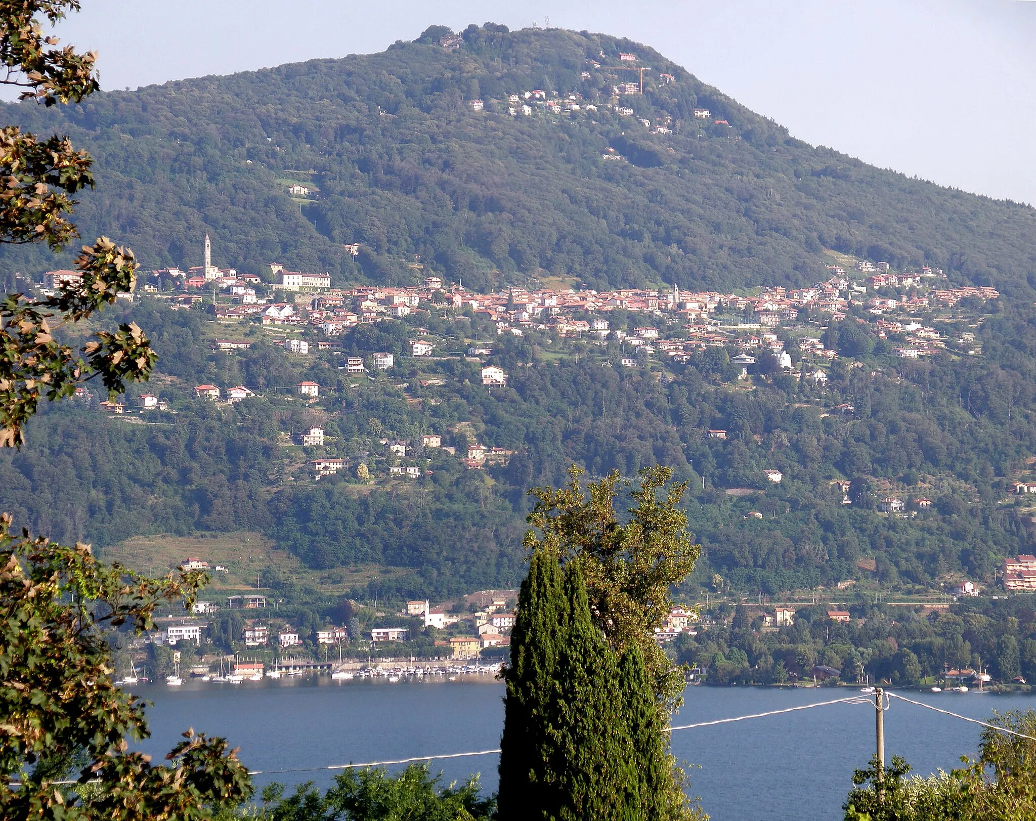 Photo showing: Massino Visconti (NO). Panorama da Ranco, sulla riva opposta del Lago Maggiore. Guardiamo verso nord ovest.