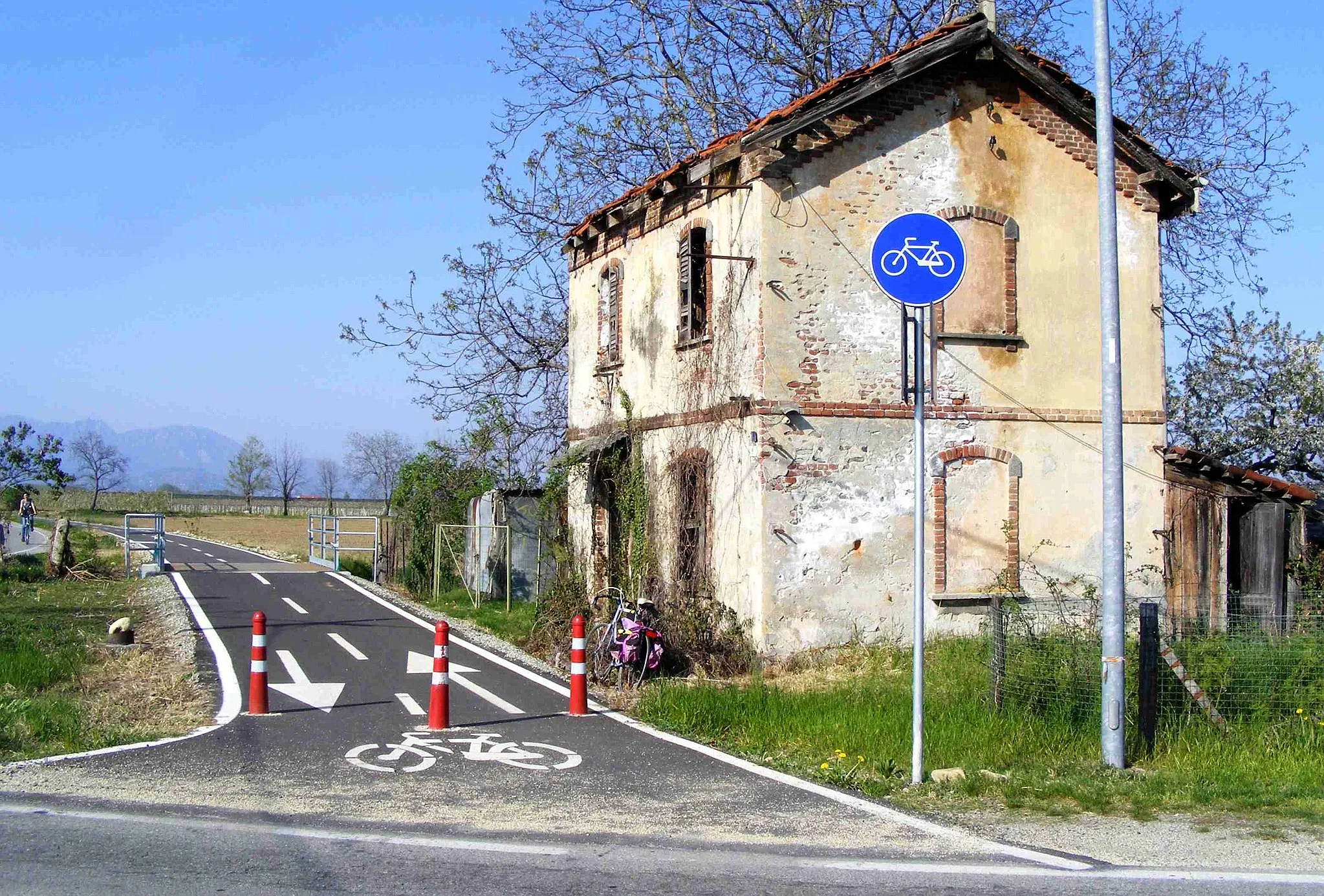 Photo showing: The cicling path realized on the former railway  Bricherasio-Barge (foto taken in Campiglione-Fenile, TO, Italy)