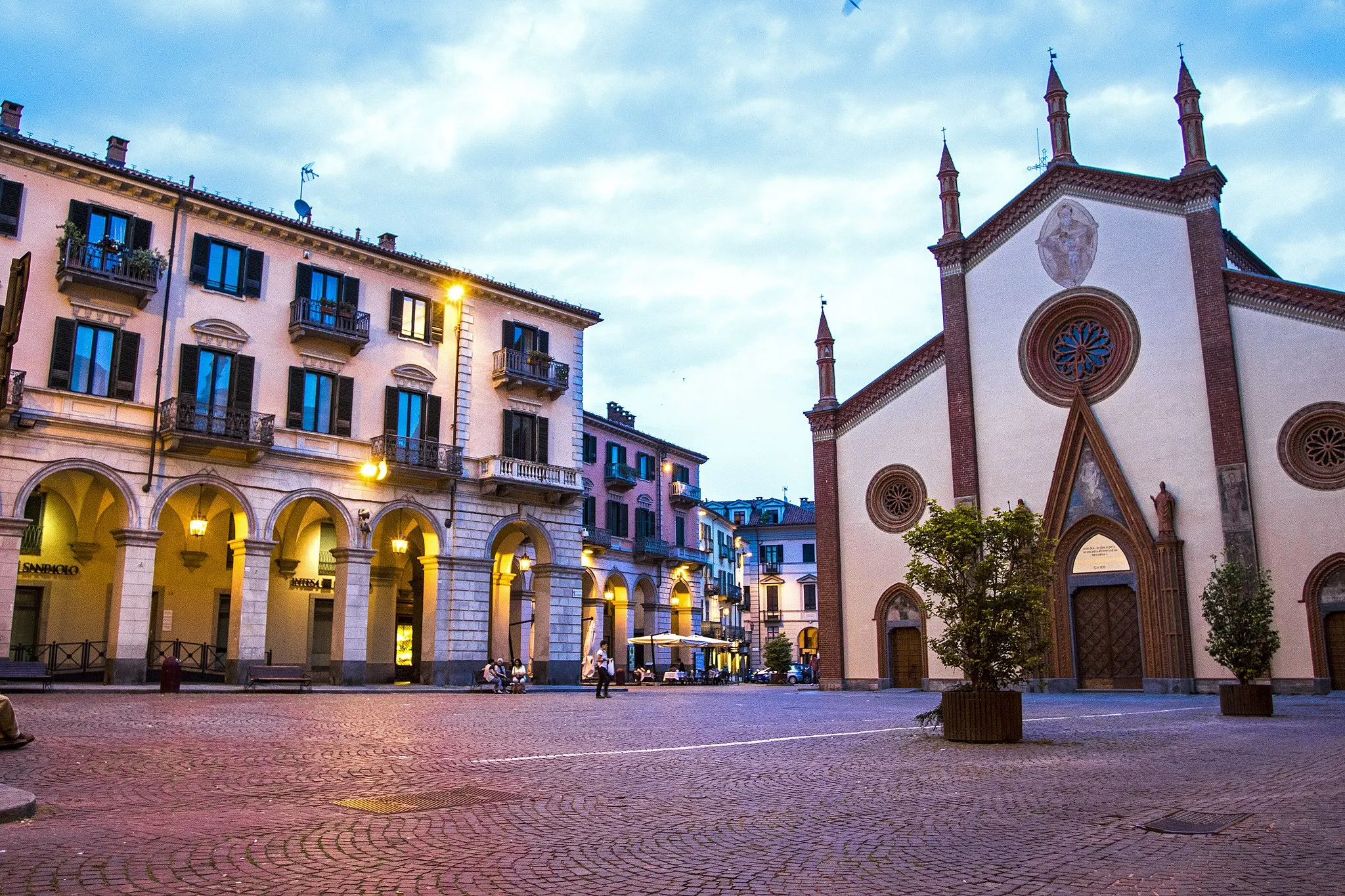 Photo showing: Duomo di Pinerolo al tramonto