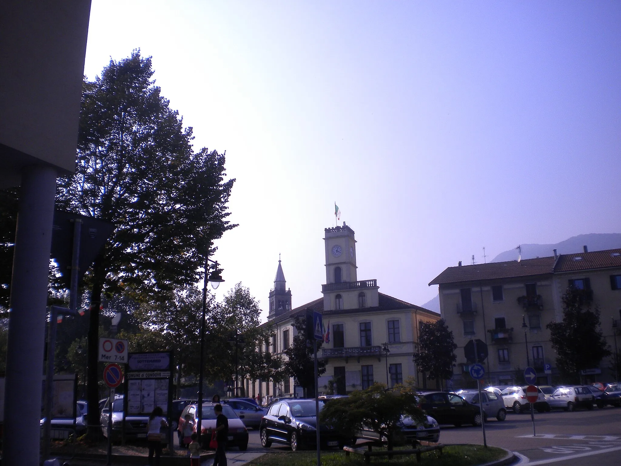 Photo showing: town hall