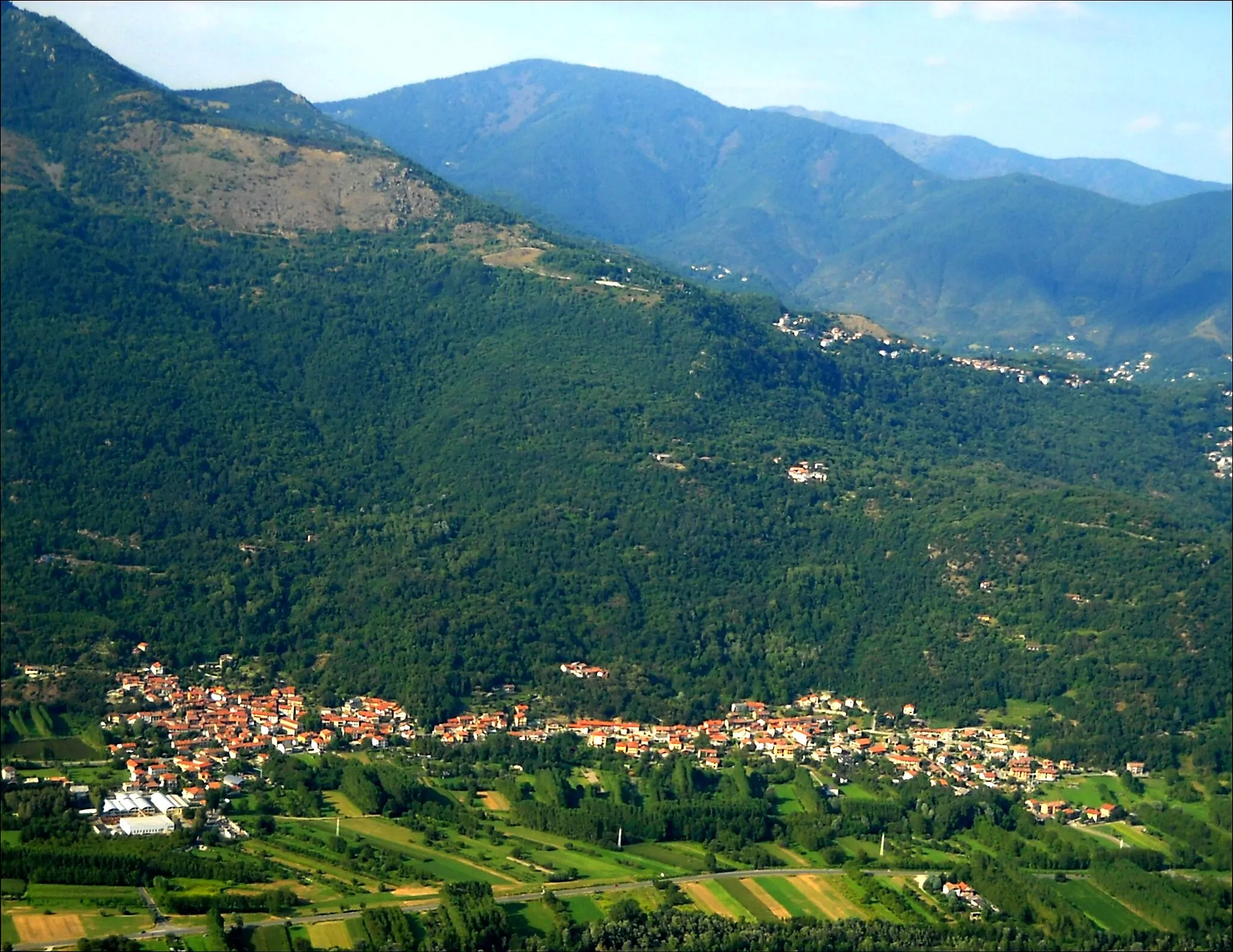 Photo showing: Picture of Novaretto, hamlet of Caprie (Turin), from the Saint Michael’s Abbey in Susa Valley.