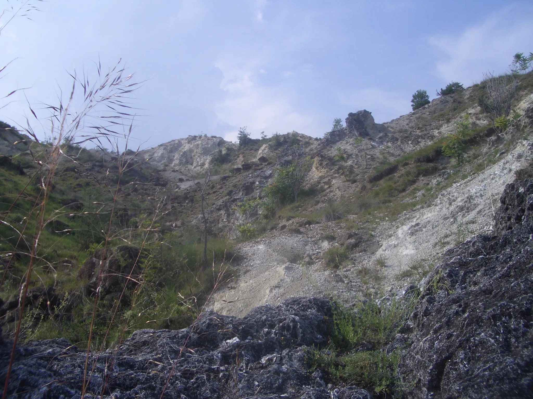 Photo showing: Baldissero Canavese, the tipical hills made of magnesite (popularly known as "Monti Pelati")