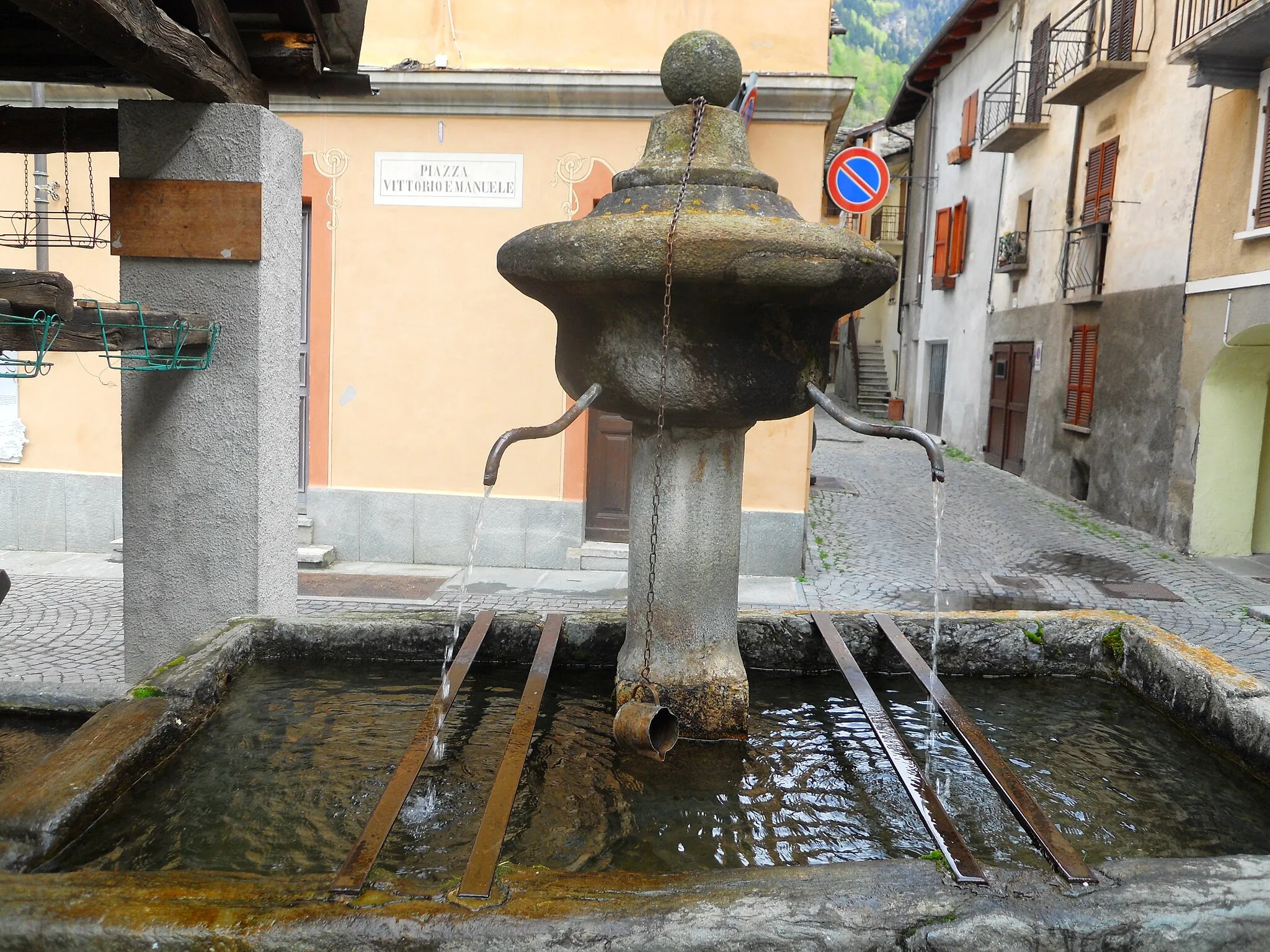 Photo showing: Fontana medievale nella piazza del municipio