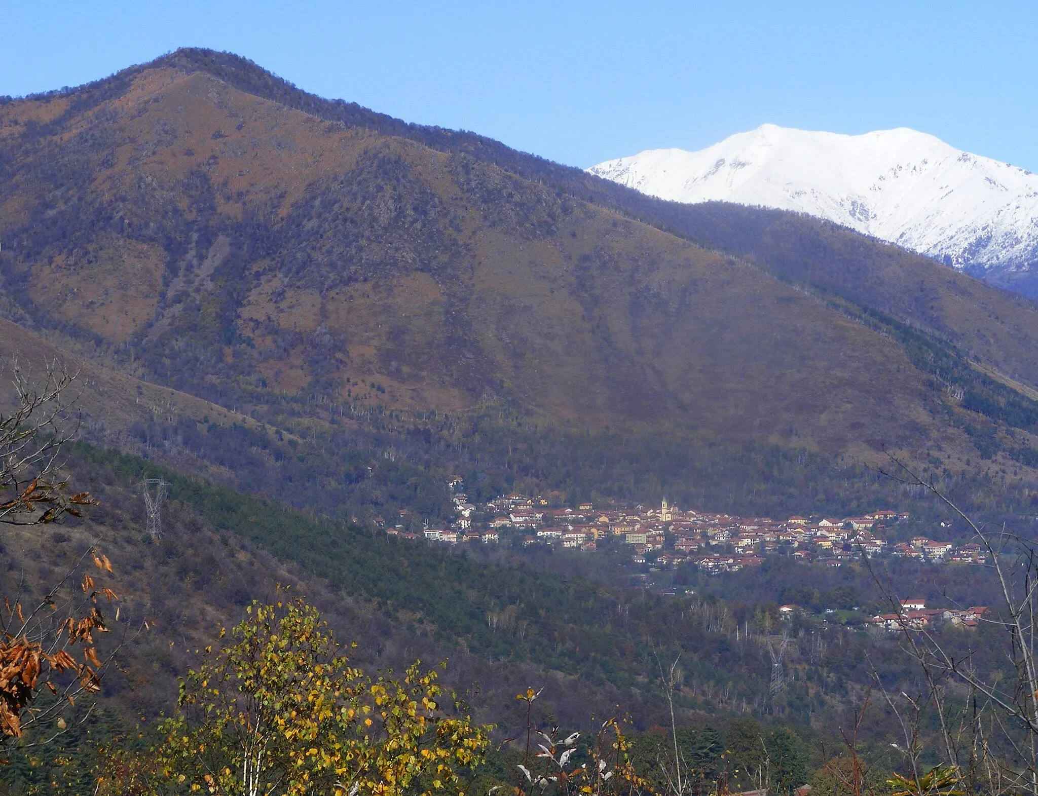 Photo showing: Vallo Torinese (TO, Italy) on the south slope of Monte Corno; on the right the snowy summits of mounts Angiolino and Vaccarezza