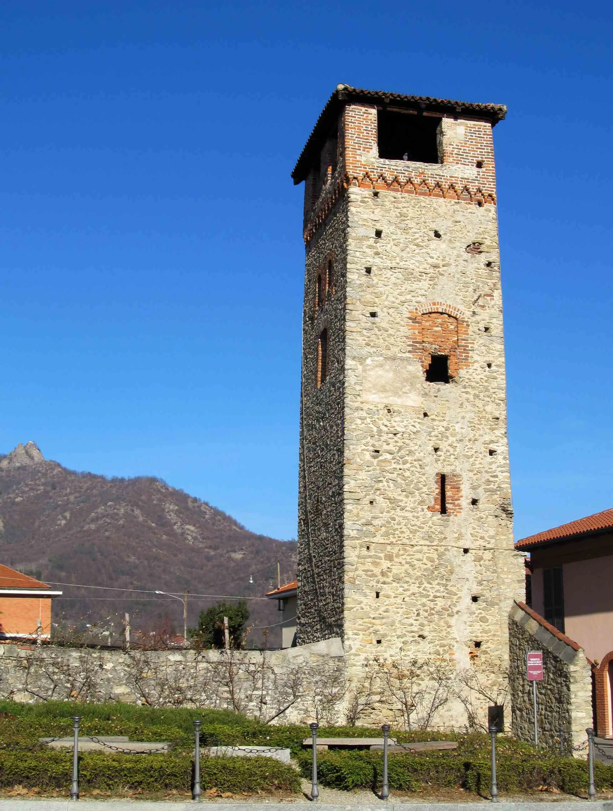 Photo showing: Frossasco (TO, Italy): middel ages tower, in the background Rocca Due Denti