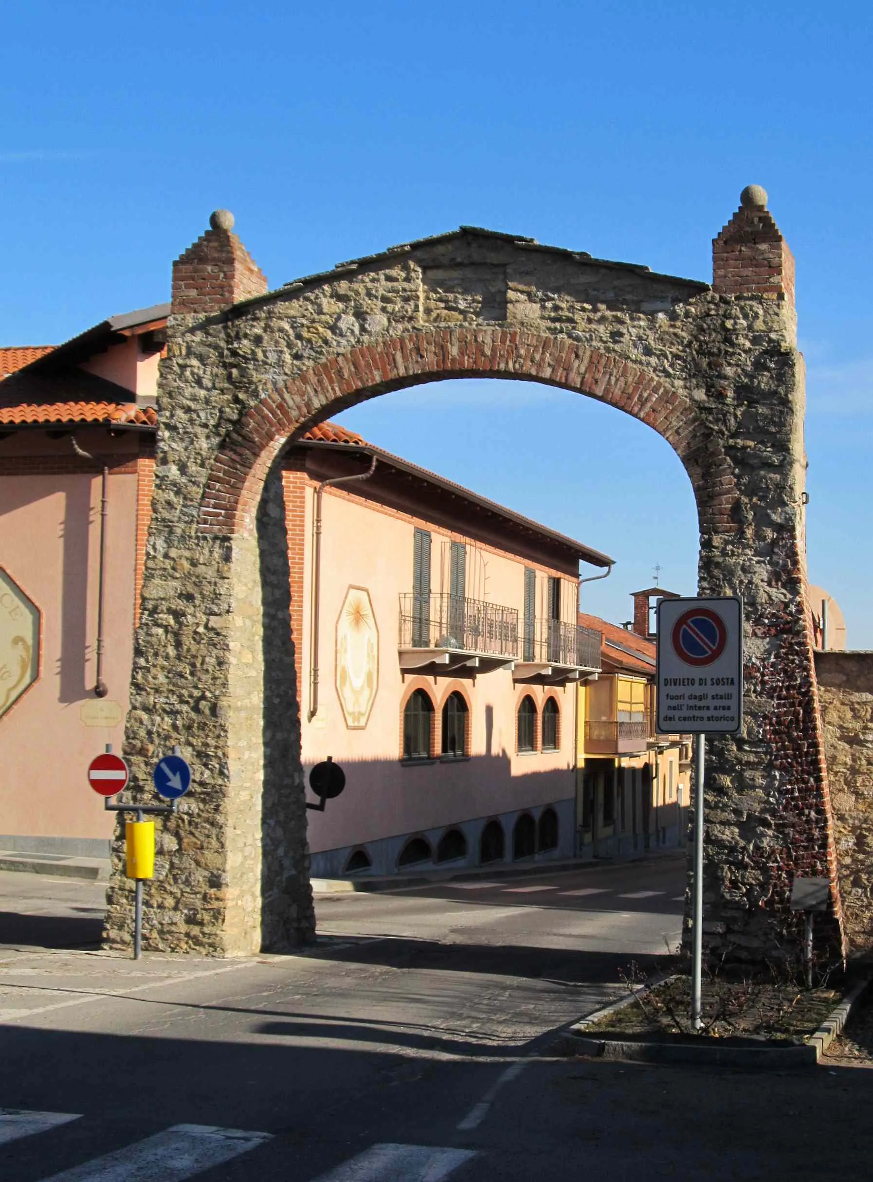 Photo showing: Frossasco (TO, Italy): town gate towards Cantalupa