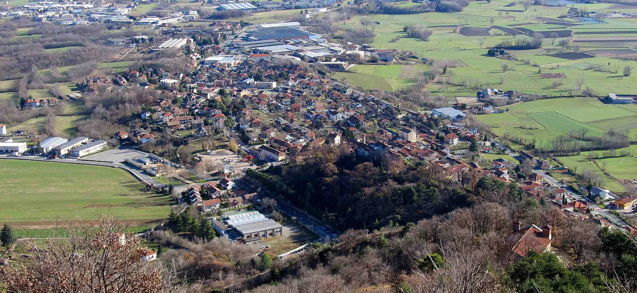 Photo showing: Caselette (TO, Italy) seen from Mount Musinè; in the foreground on the right Saint Abaco's sanctuary