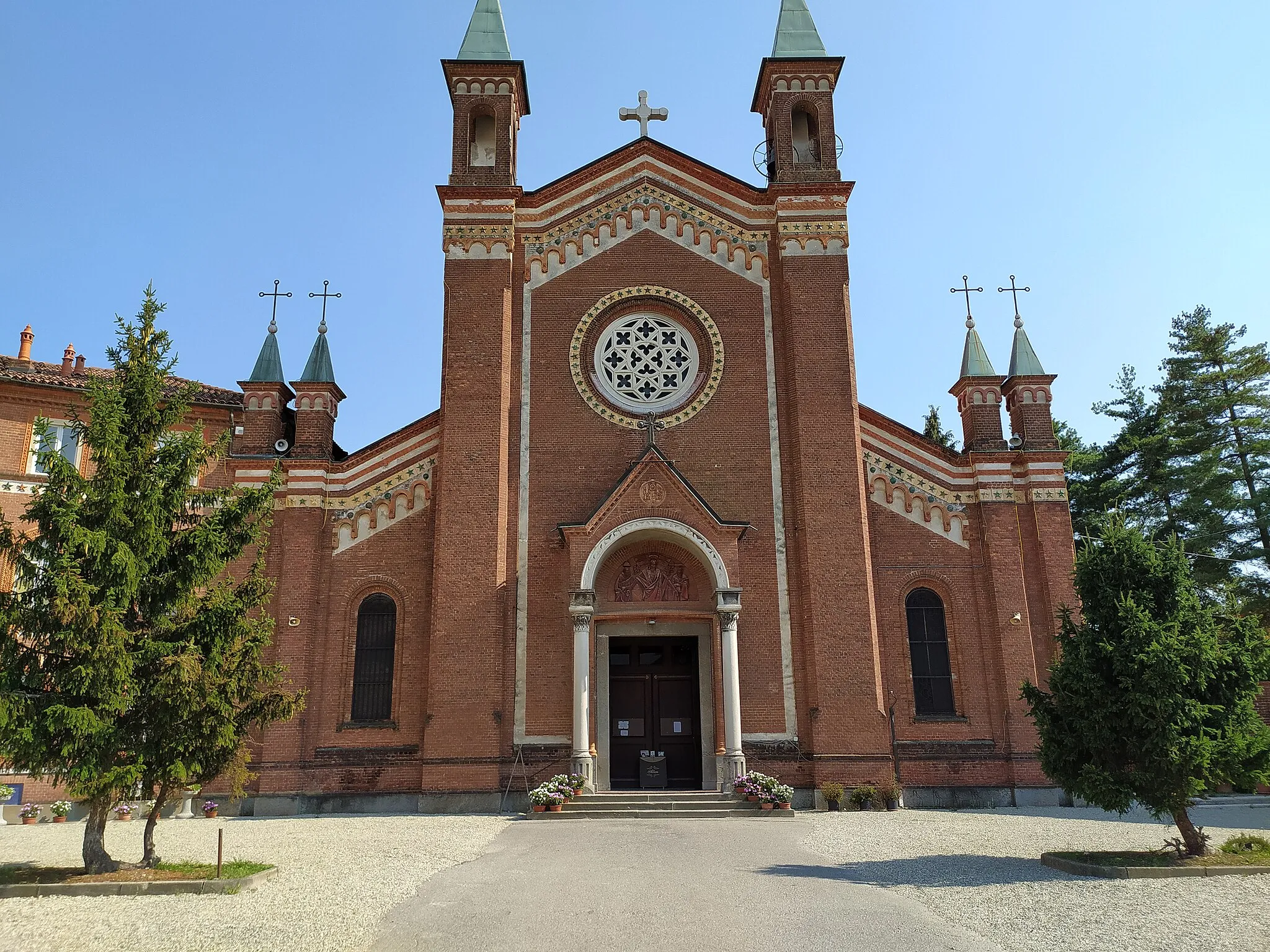 Photo showing: Facciata neogotica Chiesa SS. Pietro e Paolo