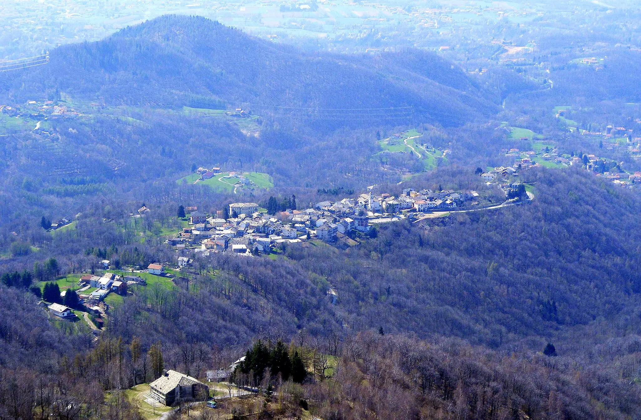 Photo showing: Castelnuovo Nigra (TO, Italy): in the background the hill named Bric Filia, in the foreground the Visitazione sanctuary
