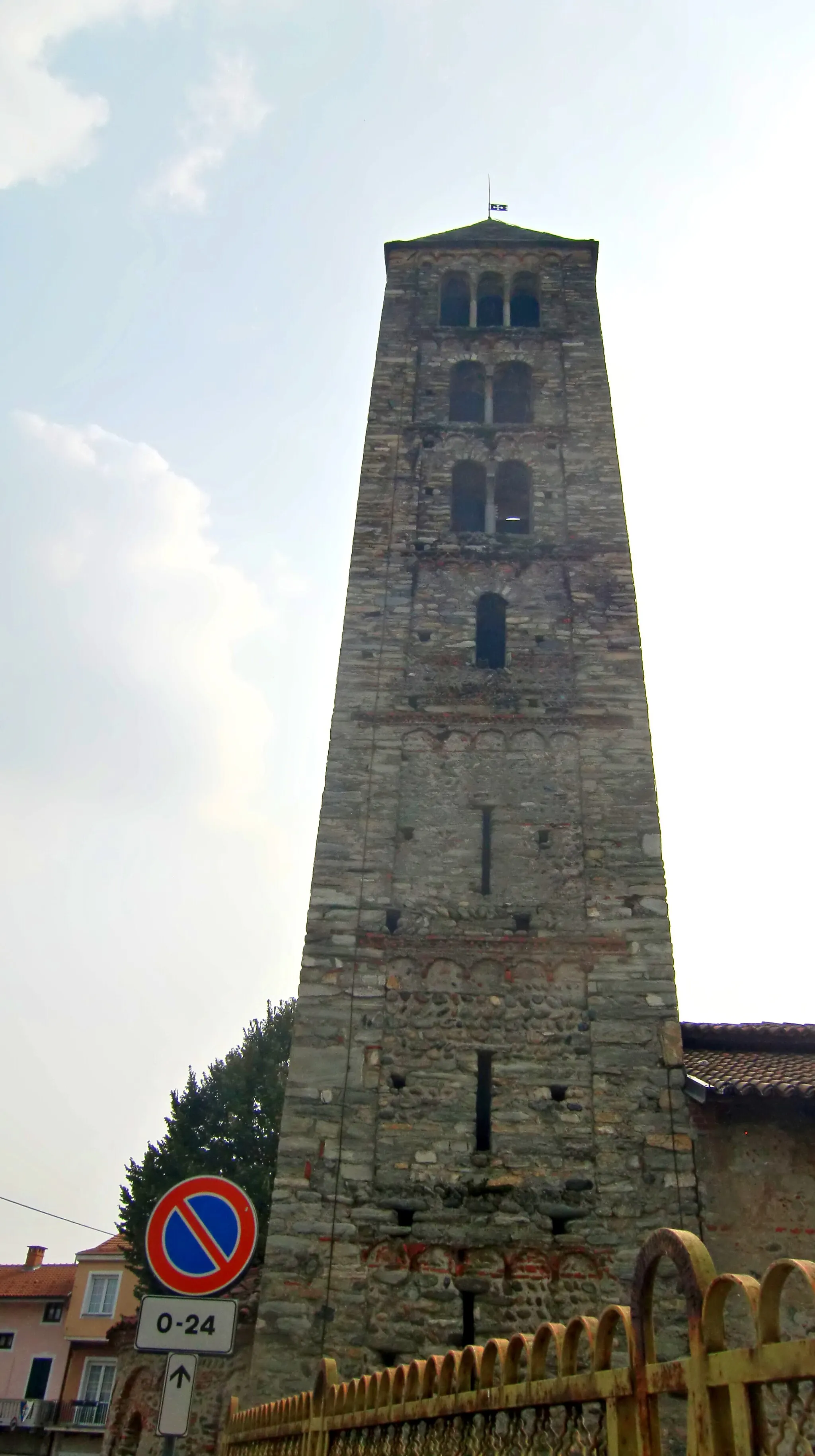 Photo showing: Chiesa di San Martino di Liramo, the bell tower, XI century, Cirié, Italy