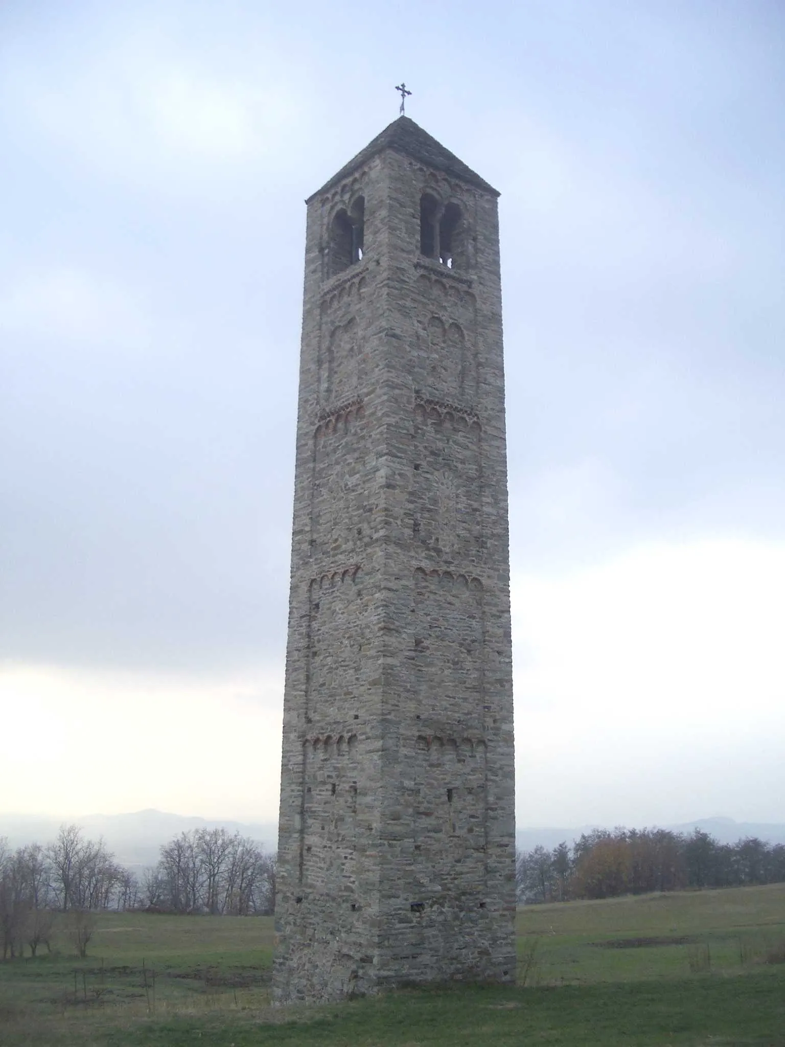 Photo showing: Romanesque clock tower (populary called ciocaron), Fraz. Perno, Bollengo, Turin, Italy