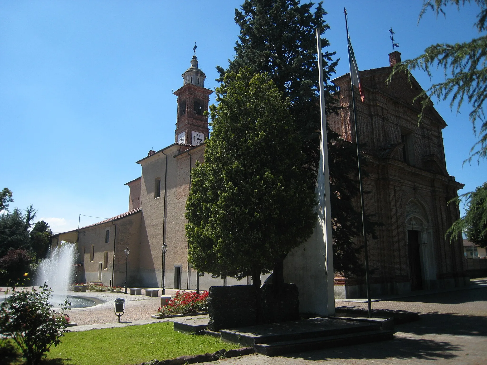 Photo showing: vista della chiesa parrocchiale Santi Fabiano e Sebastiano di San Giusto Canavese