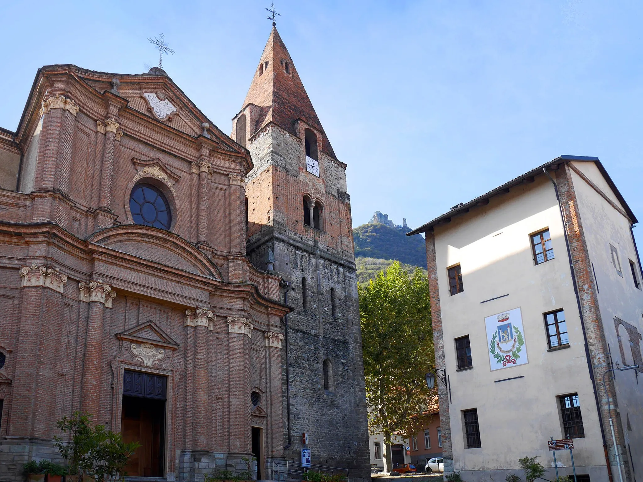 Photo showing: Chiesa parrocchiale di San Giovanni Vincenzo, campanile romanico e Torre comunale