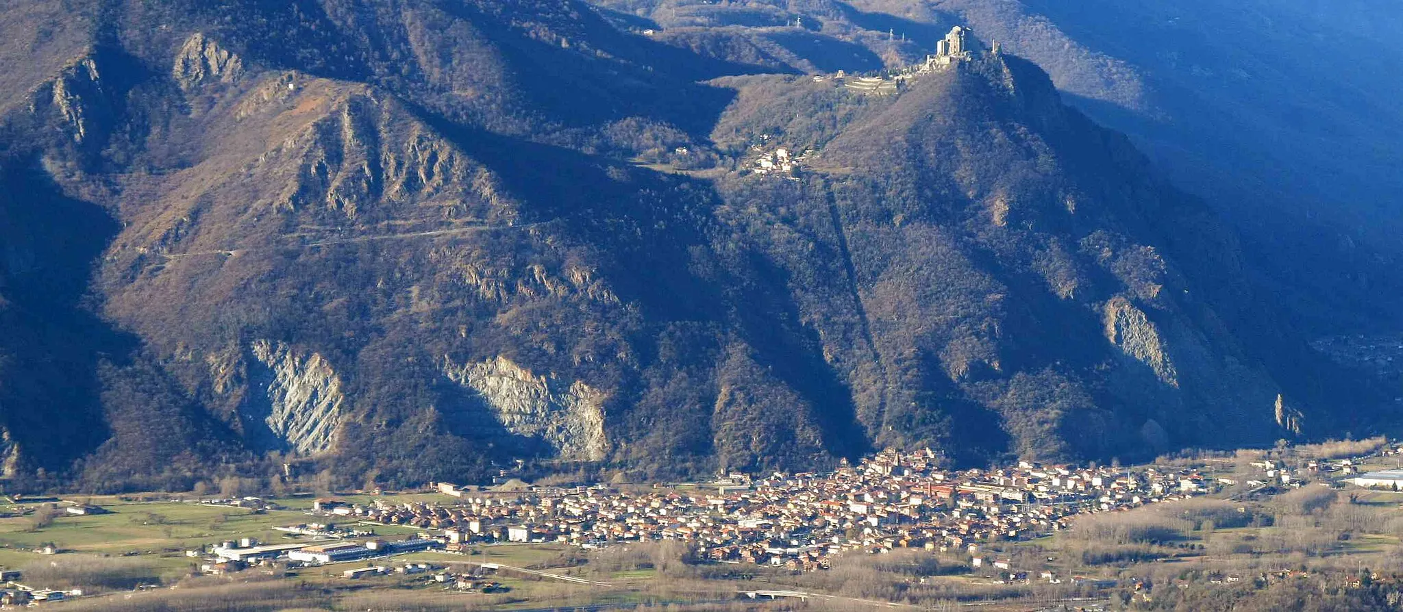 Photo showing: Sant'Ambrogio di Torino (TO, Italy) seen from Mount Musinè; on the right Sacra di San Michele abbey on Monte Pirchiriano