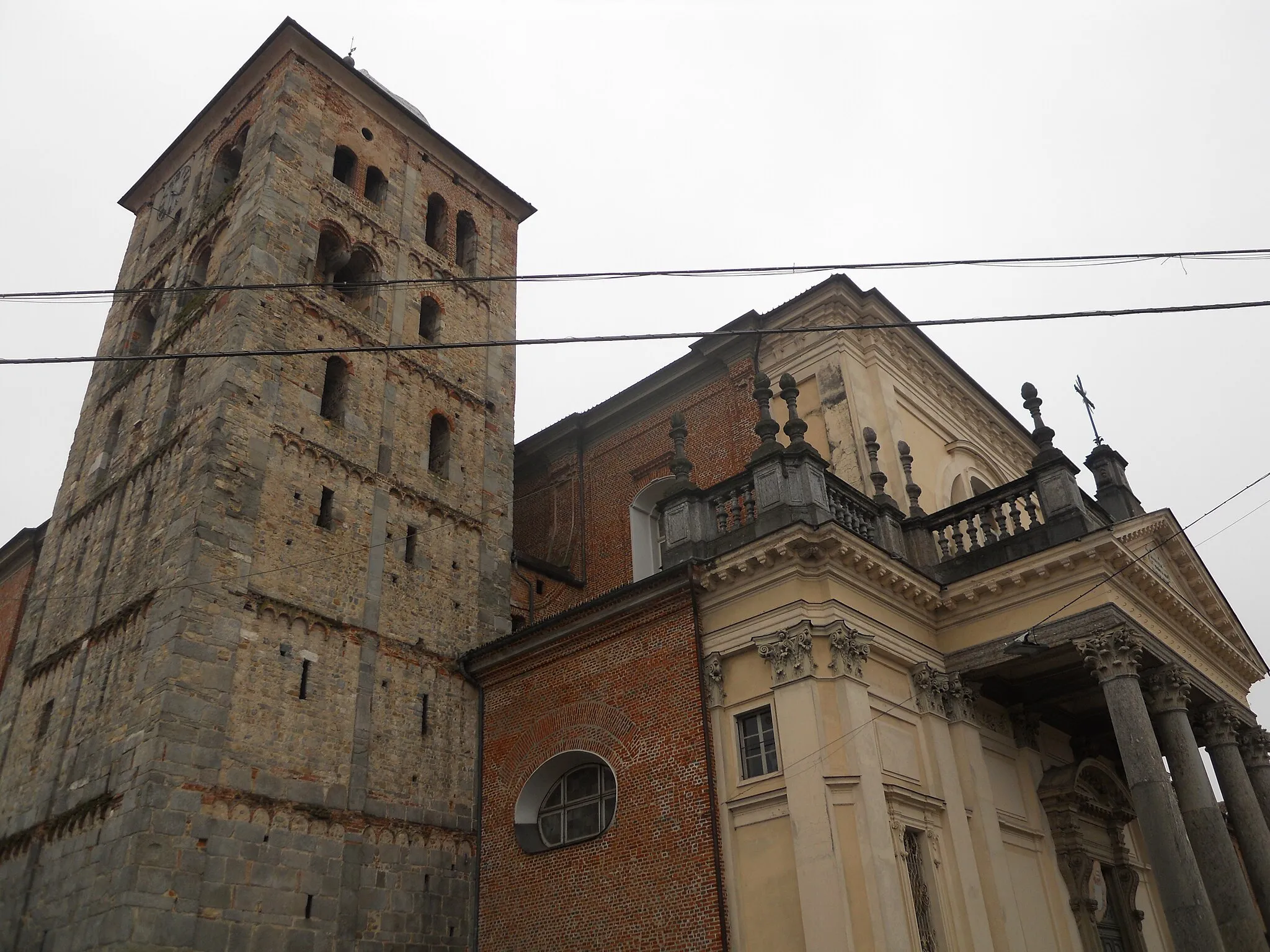 Photo showing: Chiesa Parrocchiale dell'Assunta, con campanile originale Abbazia Fruttuaria