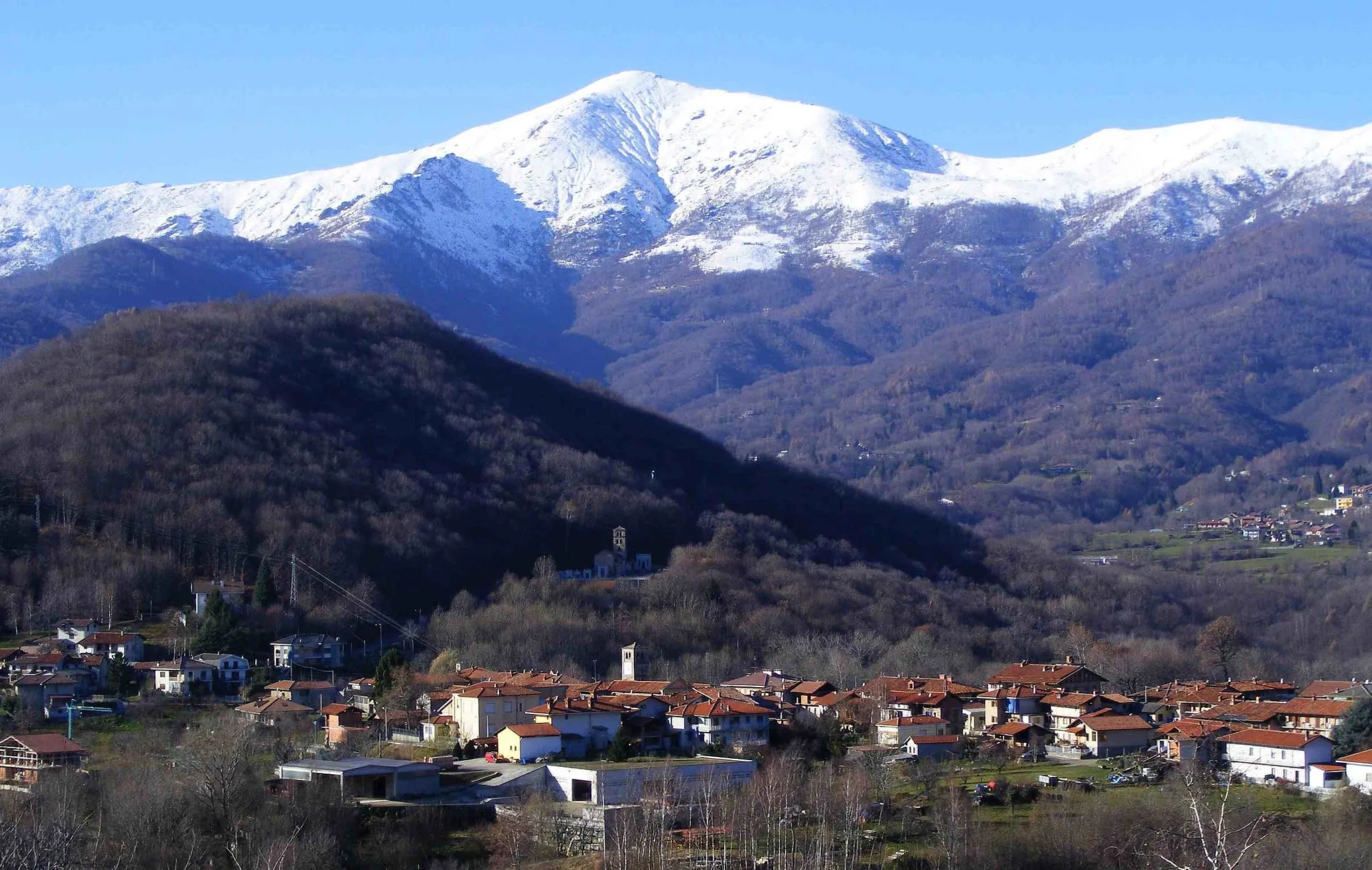 Photo showing: Prascorsano (TO, Italy): panorama from Frazione Pemonte; on the background a snowy Monte Soglio