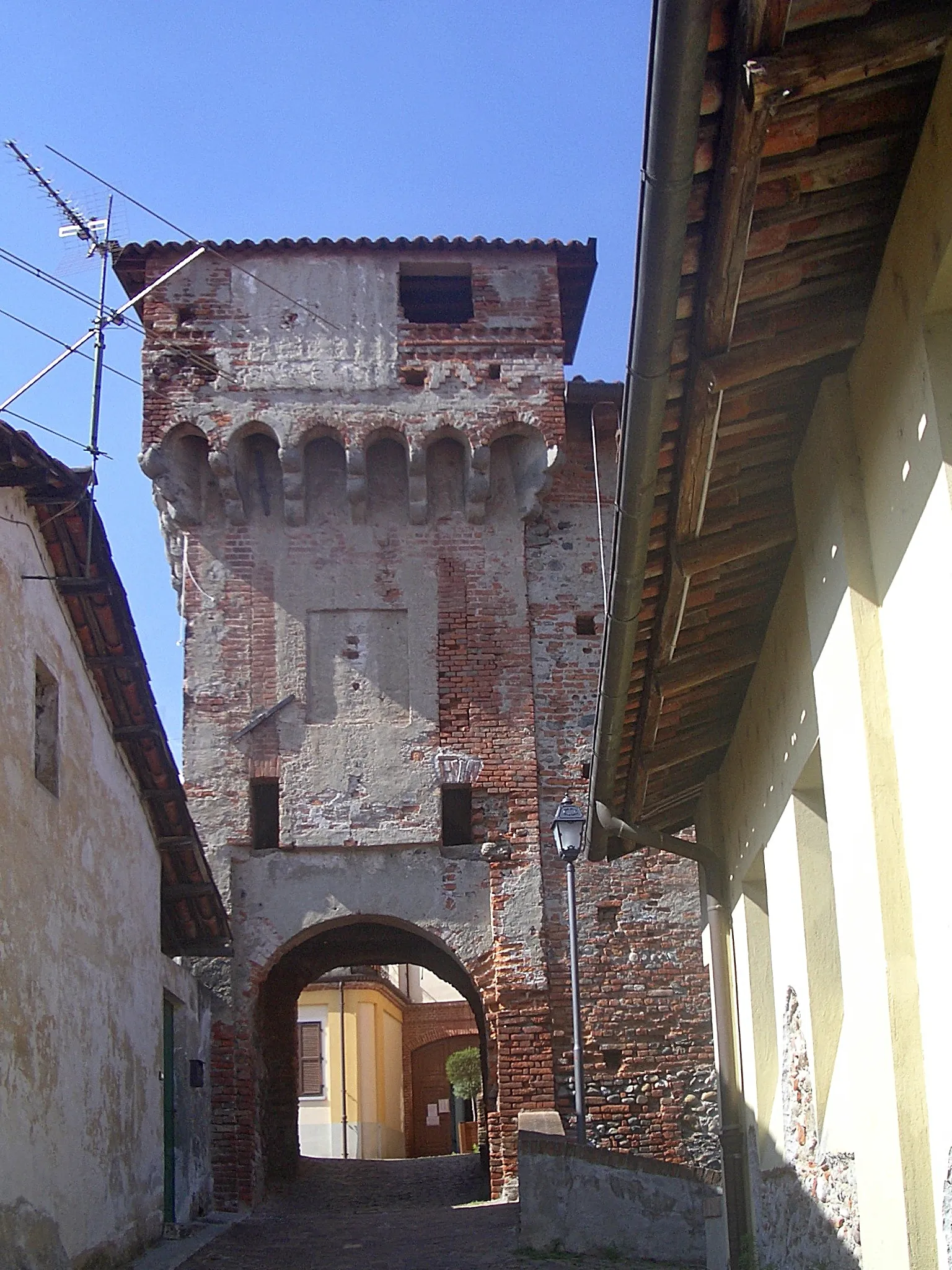 Photo showing: Romano Canavese, ricetto: the southern door-tower