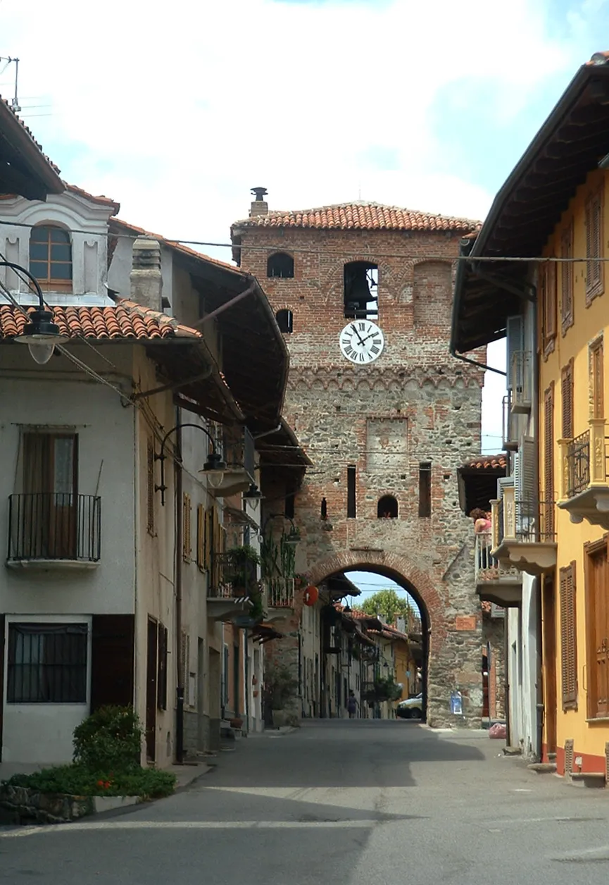 Photo showing: Borgh ëd Pivron, tor romànica (Town of Piverone, romanich tower)