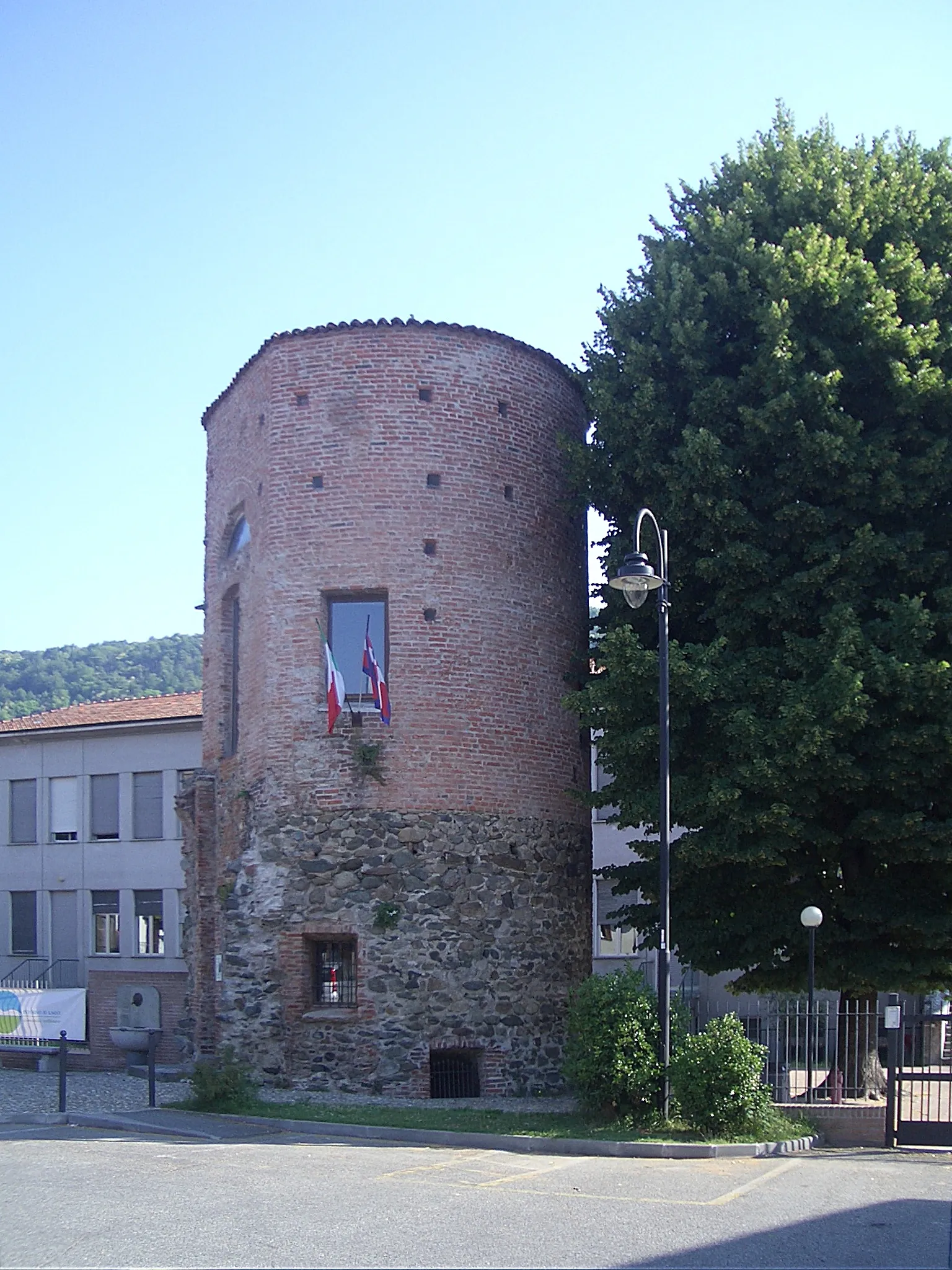 Photo showing: Nord-East Tower, part of the medieval fortification, XIII century, Piverone, Province of Turin, Italy