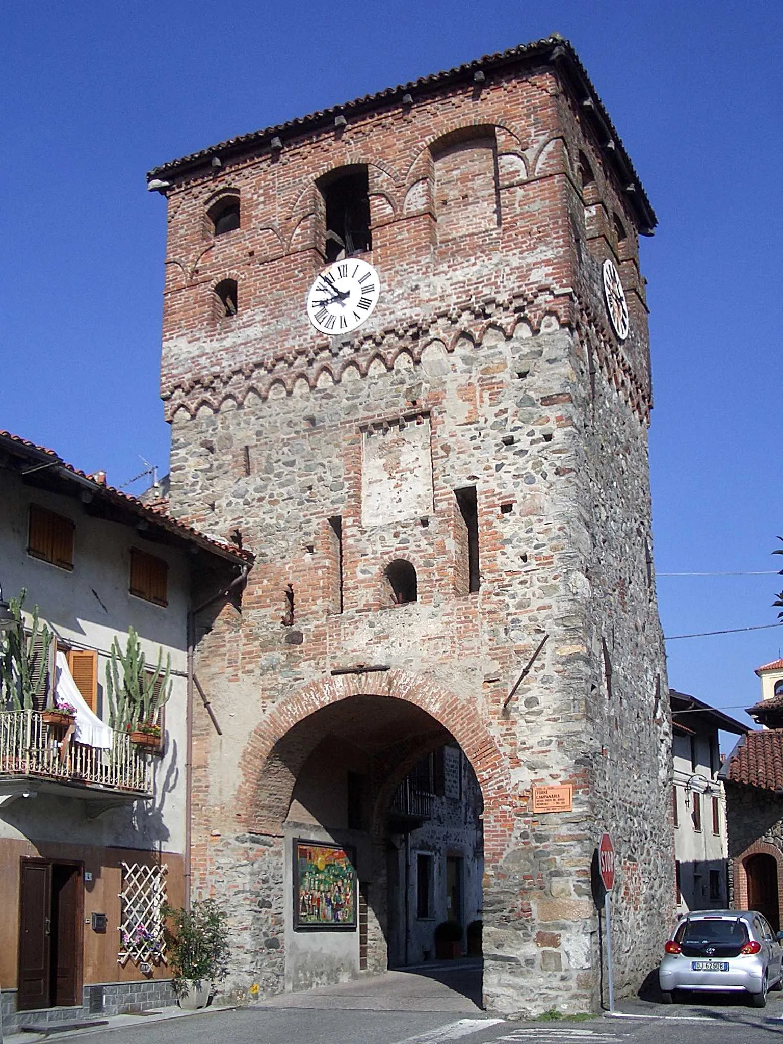 Photo showing: The clock tower (old entrance door to the medieval bourg), Romanesque architecture, XIII century, Piverone, Torino, Italy