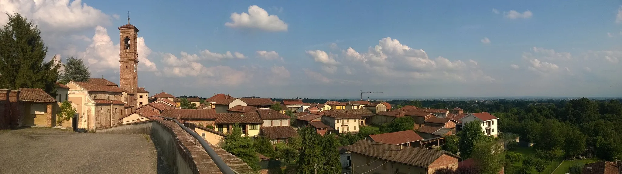 Photo showing: Panorama di Mombello di Torino (Italia). Sulla sinistra si può vedere la chiesa parrocchiale di San Giovanni Battista, realizzata nel 1444, con il suo campanile, costruito nel 1764.