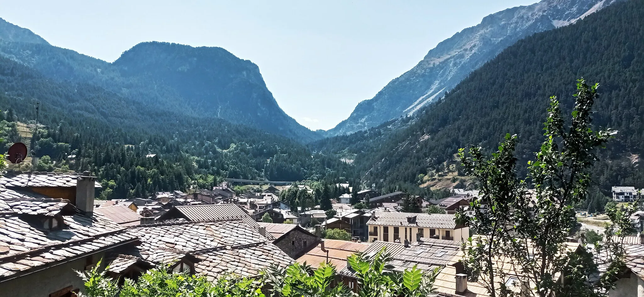 Photo showing: View of Cesana Torinese and Monginevro Pass