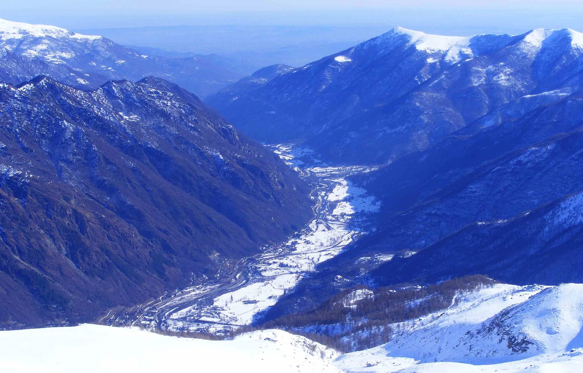 Photo showing: Orco valley from La Cialma (TO, Italy); on the right monte Soglio and cima Mares.