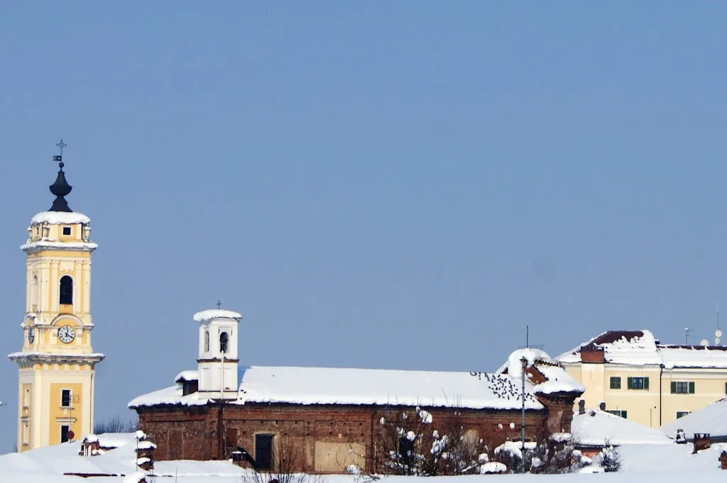 Photo showing: tetti innevati si chiesa di san sebastiano e torre campanaria