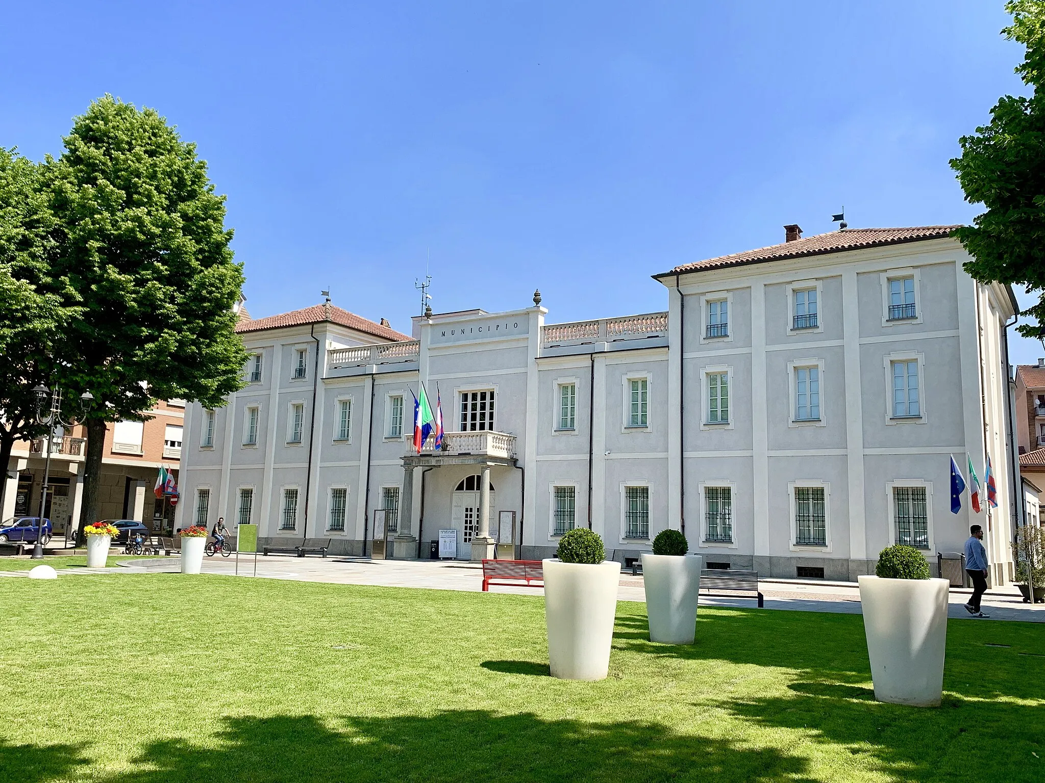 Photo showing: In primo piano parte della nuova piazza Marconi, sullo sfondo il Municipio di Vinovo.
