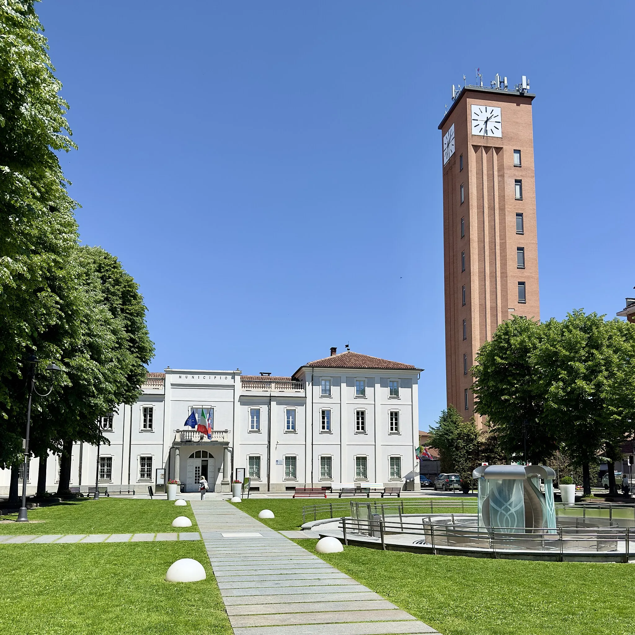 Photo showing: Sulla destra la torre dell'orologio, sulla sinistra scorcio di municipio