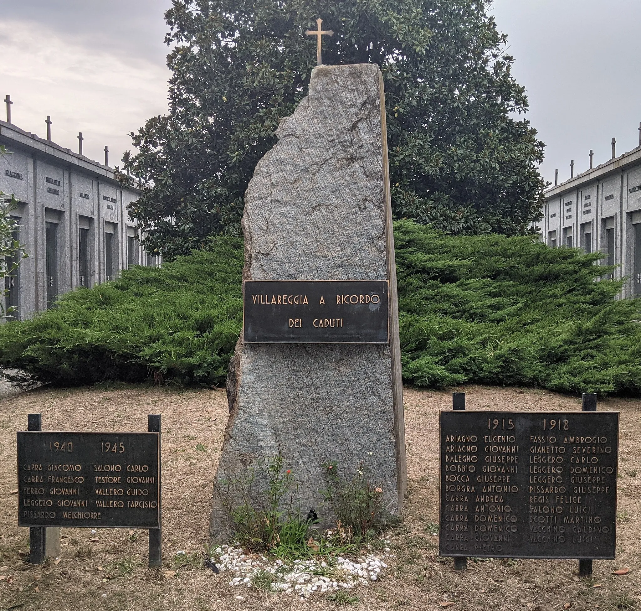 Photo showing: Memoriale delle due guerre mondiali nel cimitero di Villareggia (cimitero nel comune di Villareggia, nella città metropolitana di Torino)