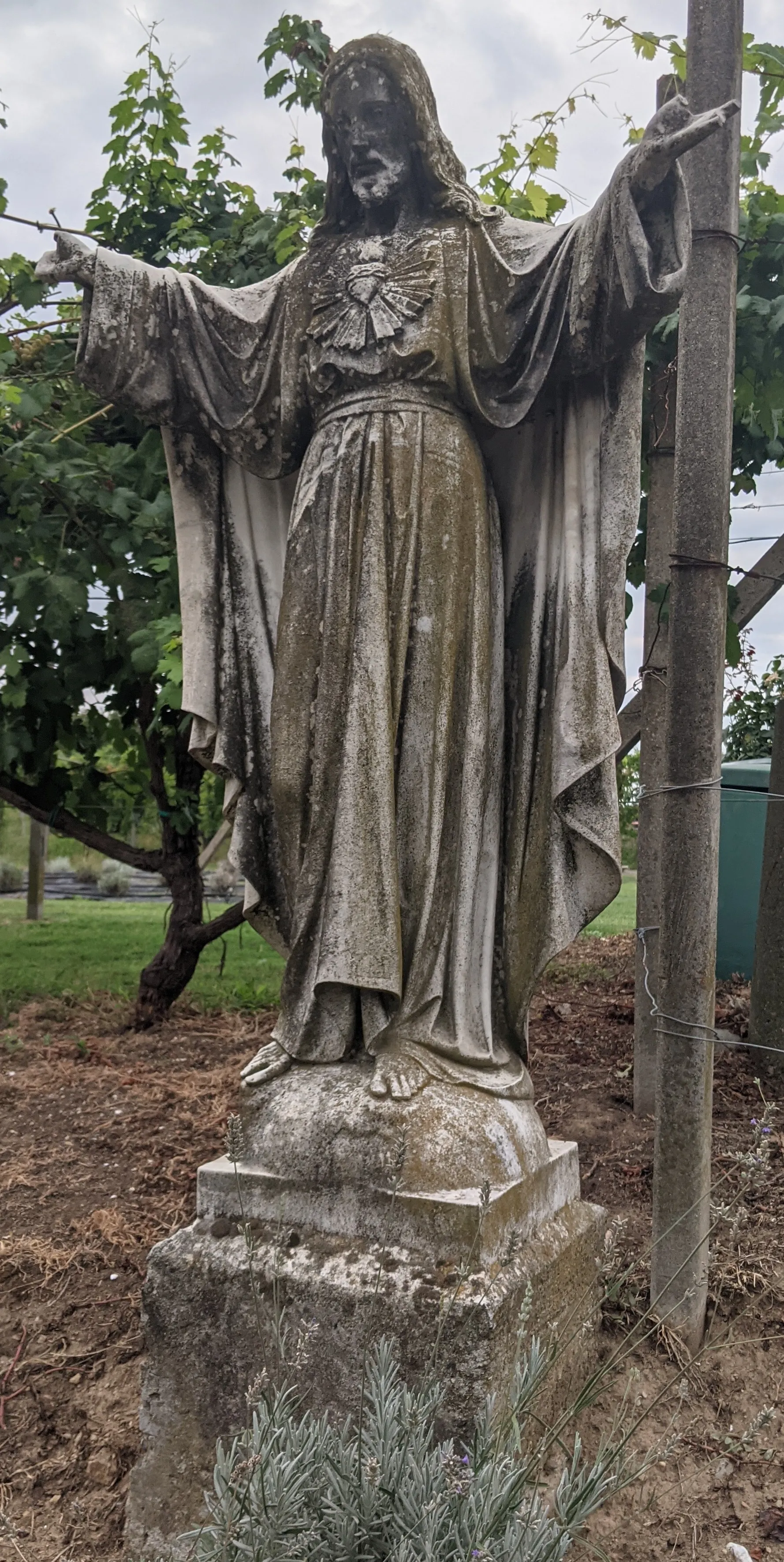 Photo showing: Statua di Gesù presente davanti al Cimitero di Villareggia