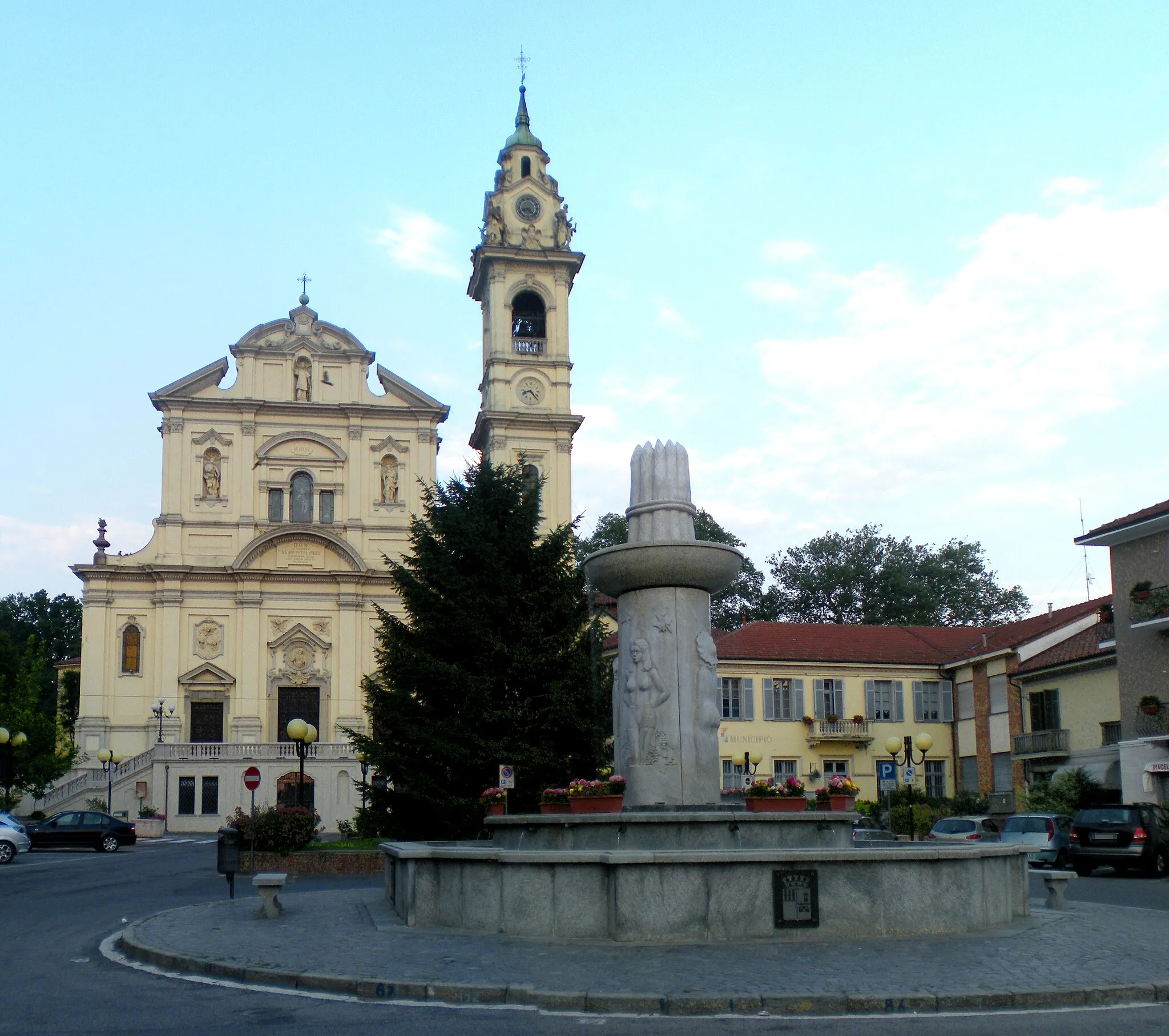 Photo showing: Chiesa parrocchiale dei SS. Pietro e Paolo, fontana di Piazza Martiri a Santena, in provincia di Torino.