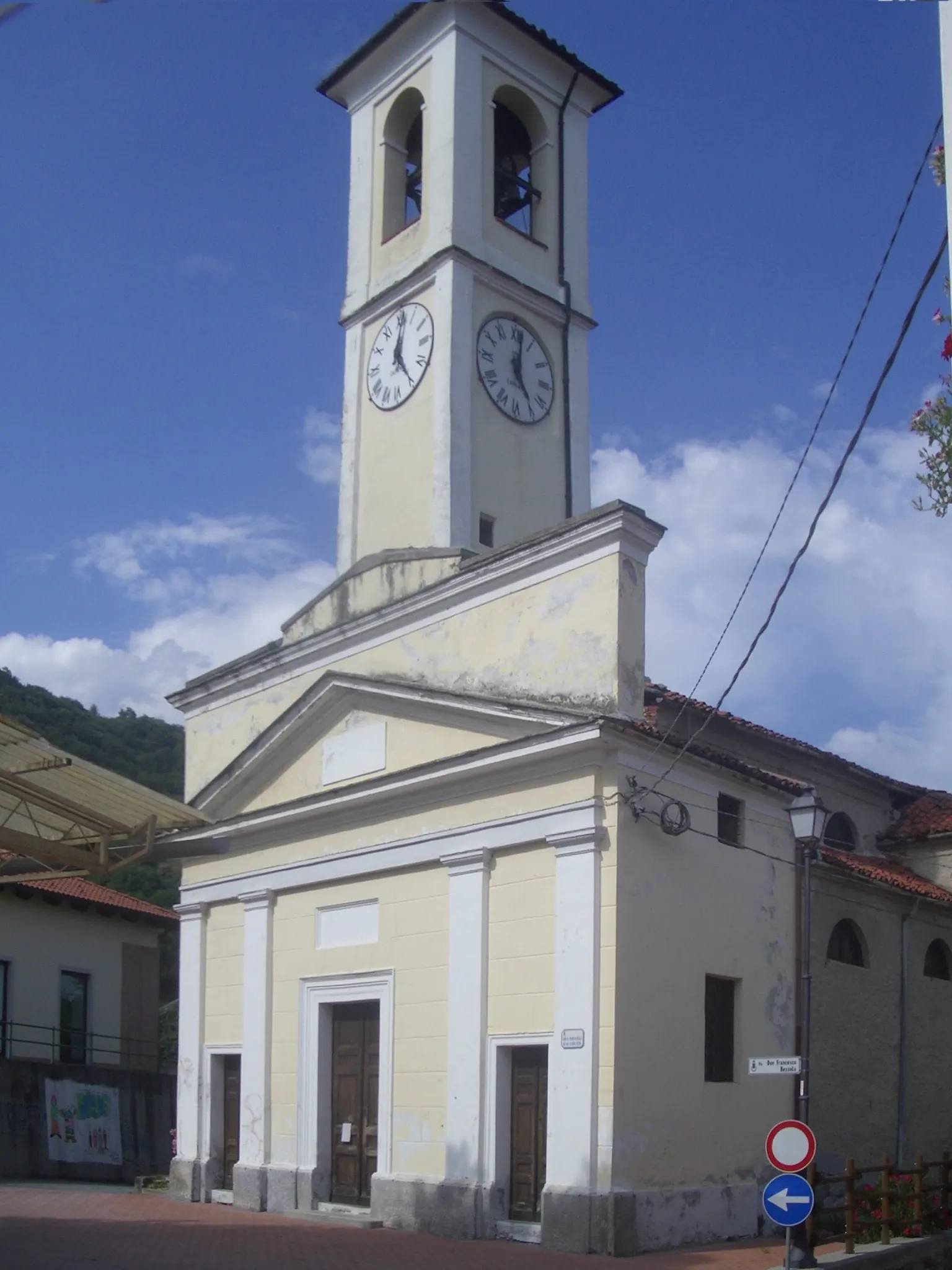 Photo showing: Strambinello, the parish church