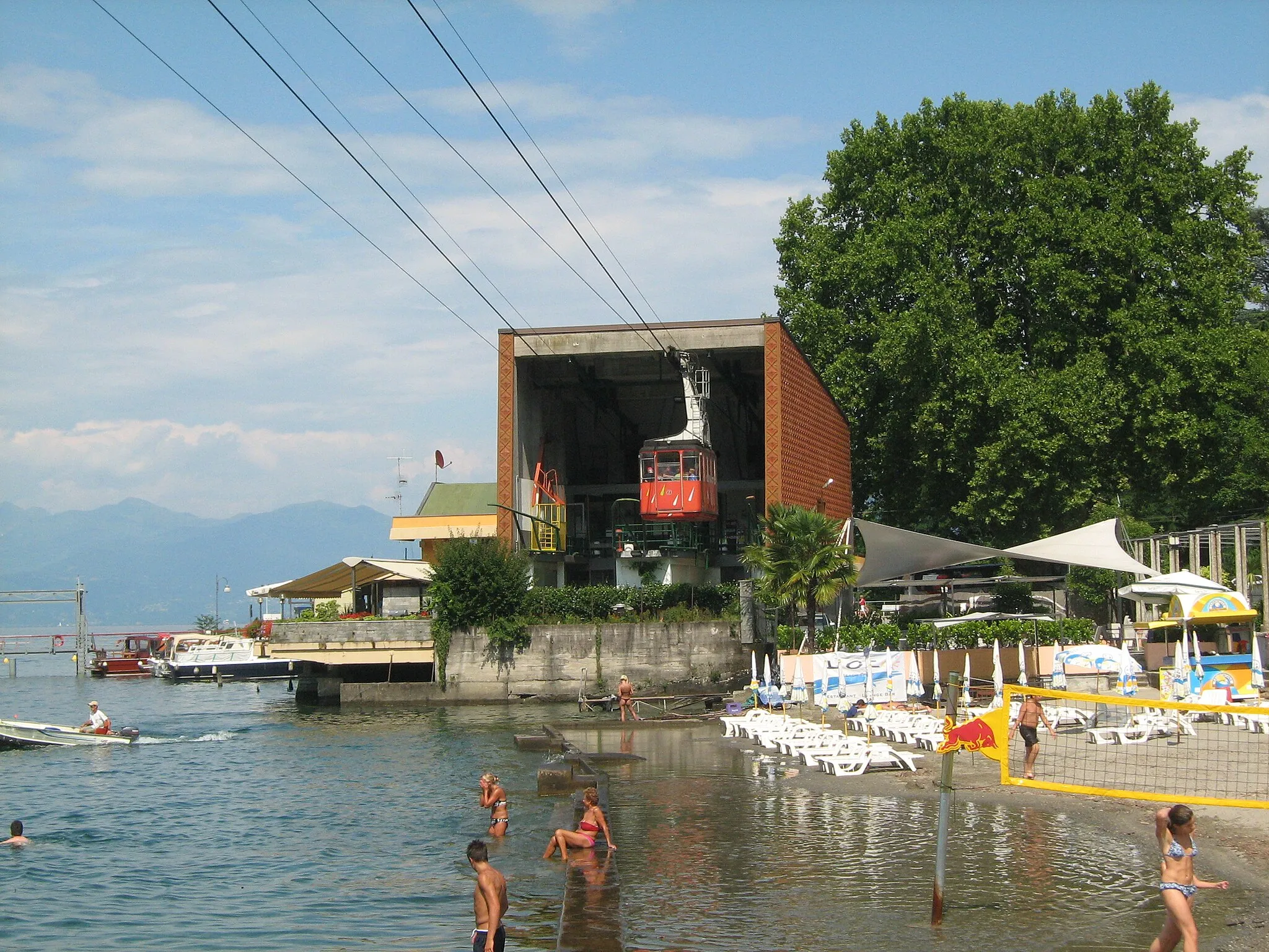 Photo showing: The Stresa-Alpino-Mottarone Cableway. The bottom station seen from the harbour by Lago Maggiore. July 3, 2009.