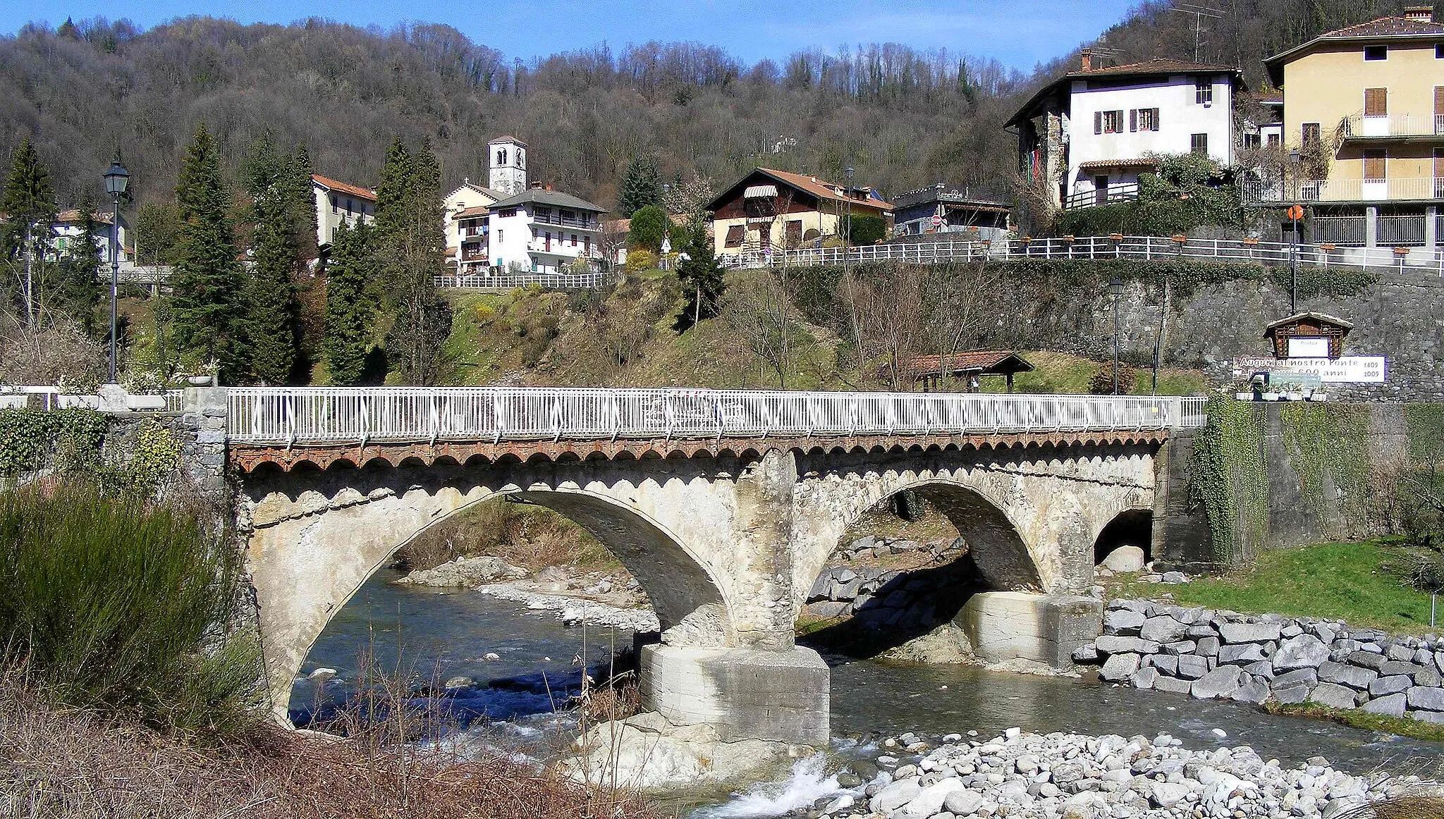 Photo showing: Postua (VC, Italy): panorama and old bridge on the Strona