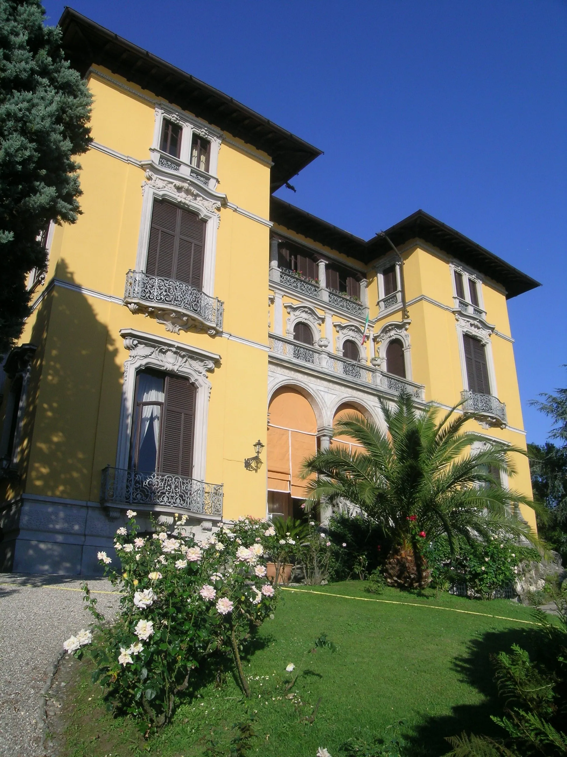 Photo showing: Antica dimora storica situata sulle sponde del Lago Maggiore venne costruita verso la fine dell'800 su progetto dell'architetto Giovanni Giachi di Milano, un palazzo dal gusto eclettico e dai ricchi decori neobarocchi